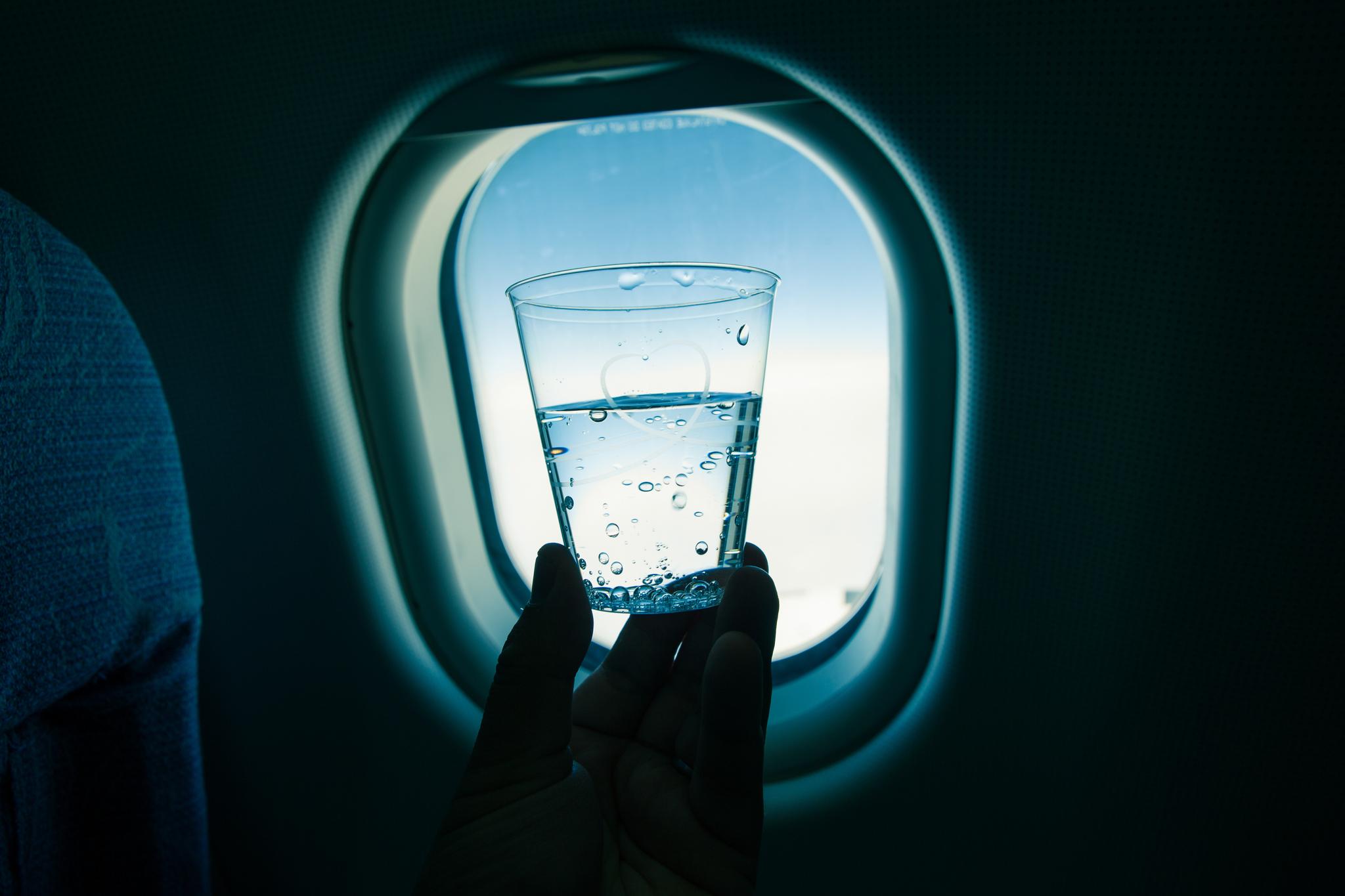 Pass på å få i deg vann under en flytur. Det er ikke om å gjøre å drikke mange liter. Men det er viktig å drikke ofte slik at du holder slimhinnene fuktige.
