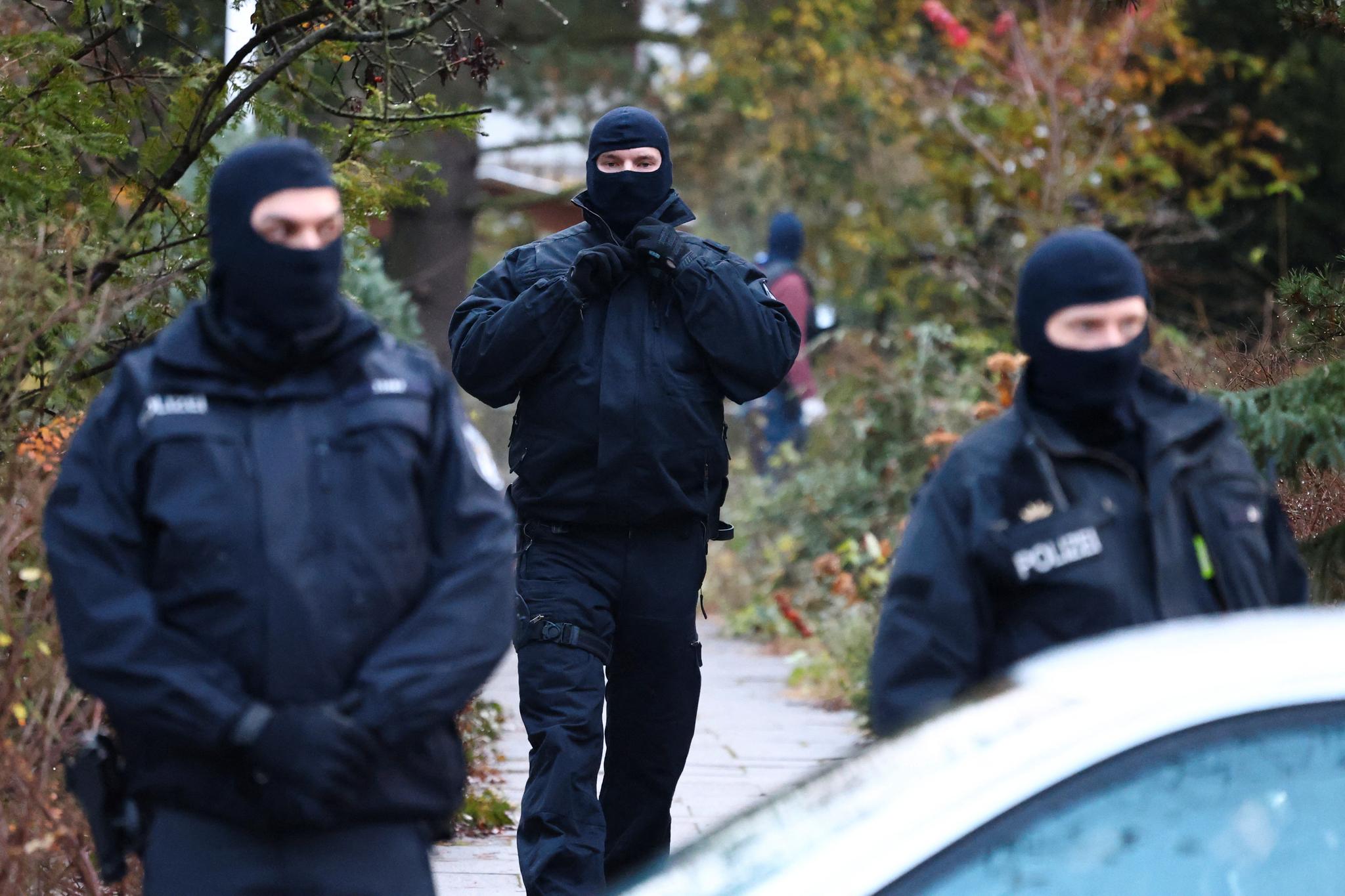 Maskerte politifolk fotografert under aksjonen. Bildet er tatt i Berlin. 