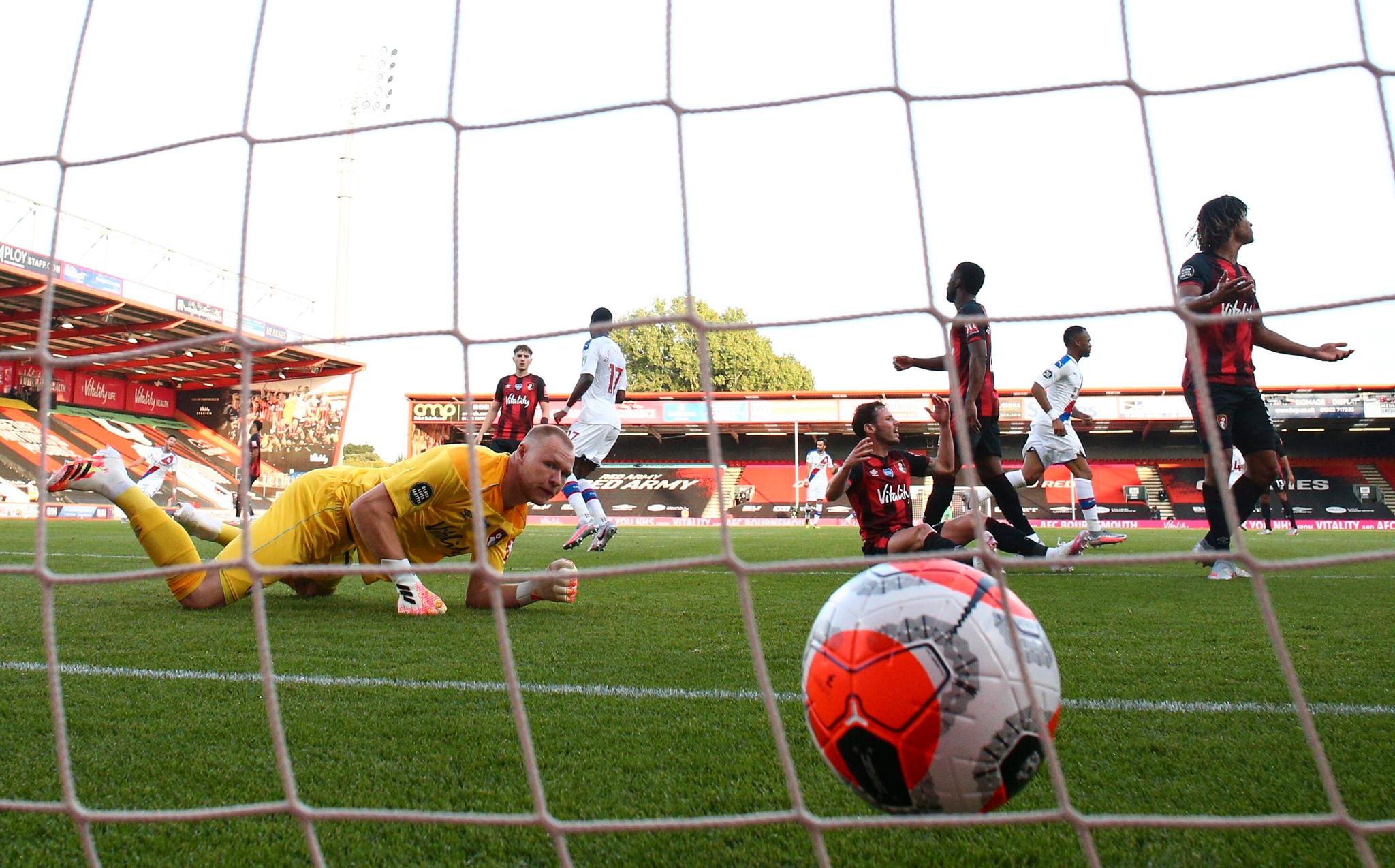 Bournemouth-keeper Aaron Ramsdale må se ballen ligge i mål etter Jordan Ayews 0-2-scoring for Crystal Palace lørdag. 