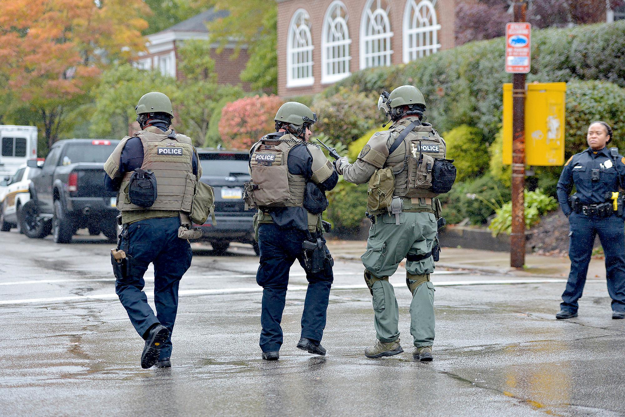 Politiet i Pittsburgh i ferd med å ta seg inn i synagogen etter angrepet.