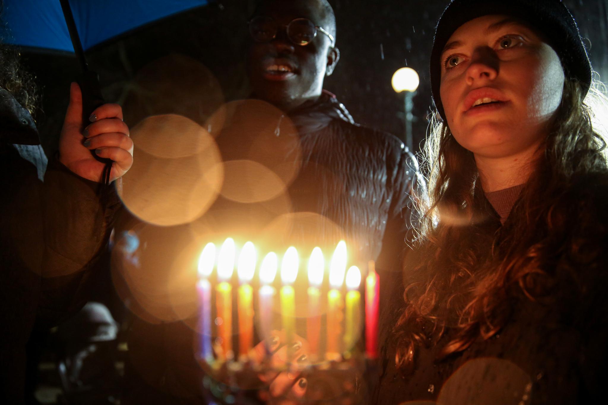 En kvinne holder i et lys for å vise solidaritet med ofrene etter lørdagens knivangrep i Monsey i New York.