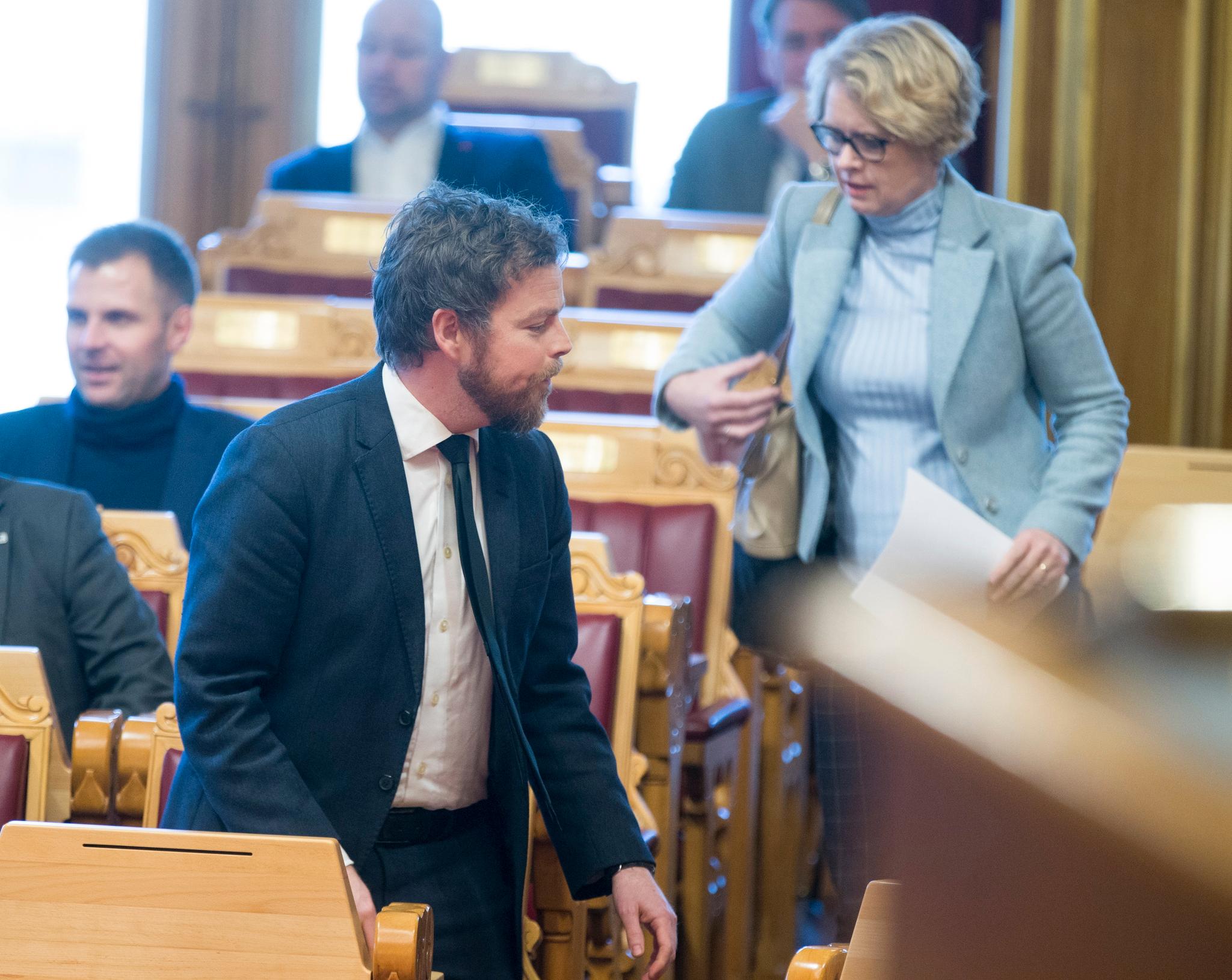 Torbjørn Røe Isaksen (H) i Stortingets muntlige spørretime tidligere i år. T.h. stortingsrepresentant Marianne Aasen (Ap) 