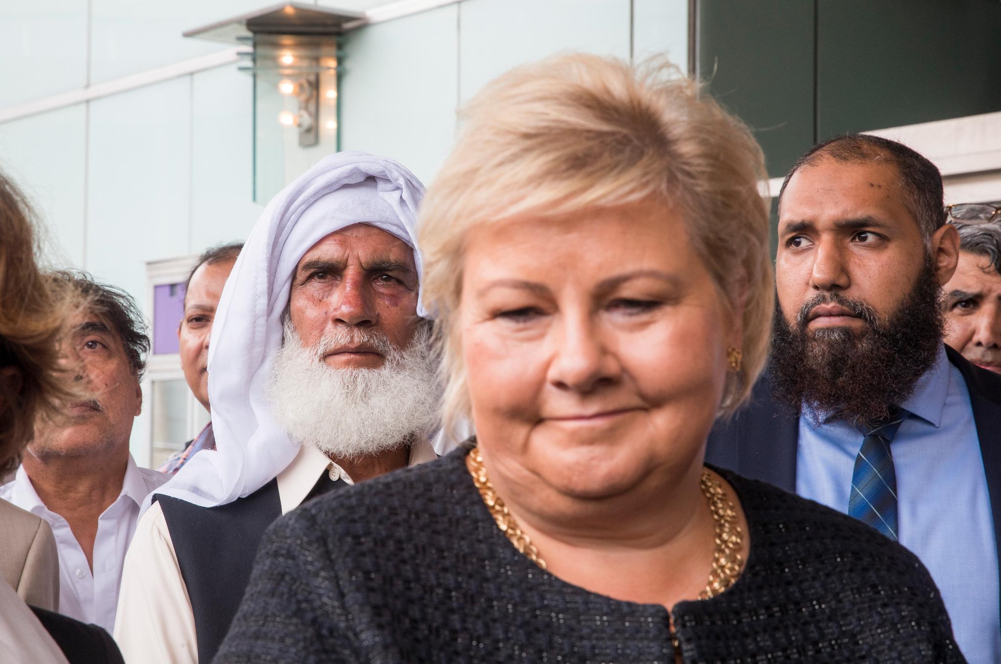 Statsminister Erna Solberg må stå frem som en tydelig leder i kampen mot islamhatet, skriver kronikkforfatteren. Her besøker hun menigheten Al-Noor Islamic Centre etter terrorforsøket lørdag. Bak t.v. står Mohamed Rafiq som stoppet gjerningsmannen. 
