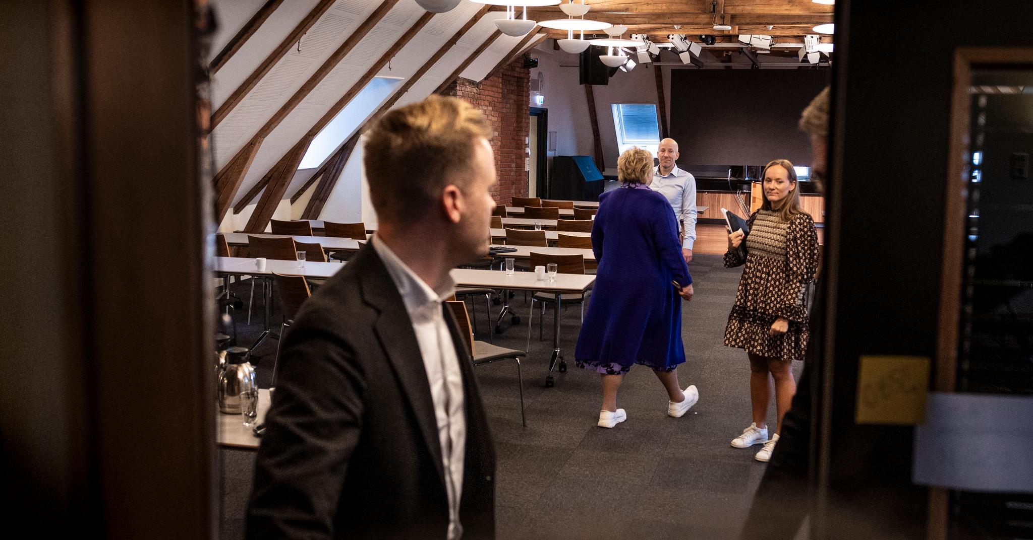 Det var en tydelig preget Høyre-leder Erna Solberg som fredag møtte pressen for å fortelle at ektemannen Sindre Finnes uten hennes viten hadde handlet aksjer i stor stil mens hun var statsminister.