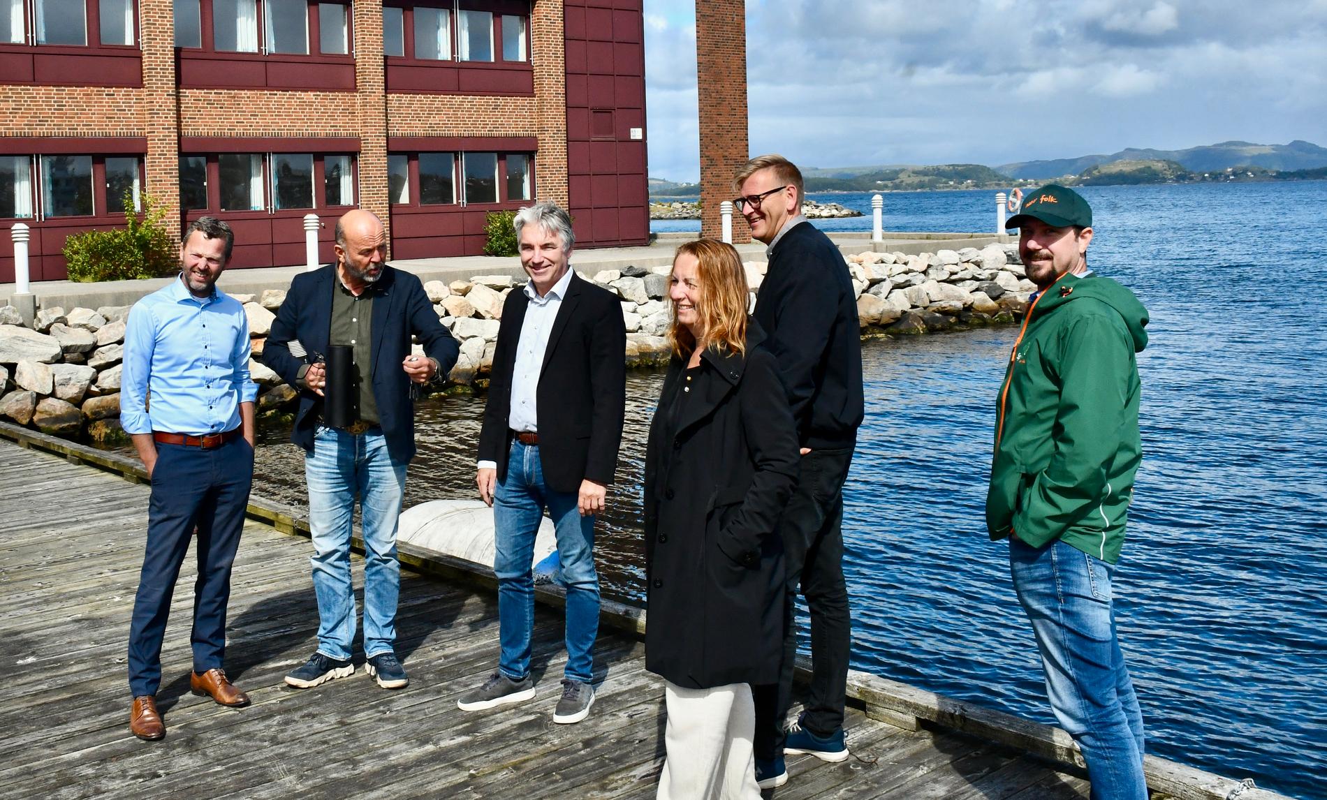Flere Sp-politikere var på besøk hos Bjørn Rygg i BR Industriers nye bygg på Grødem. 
