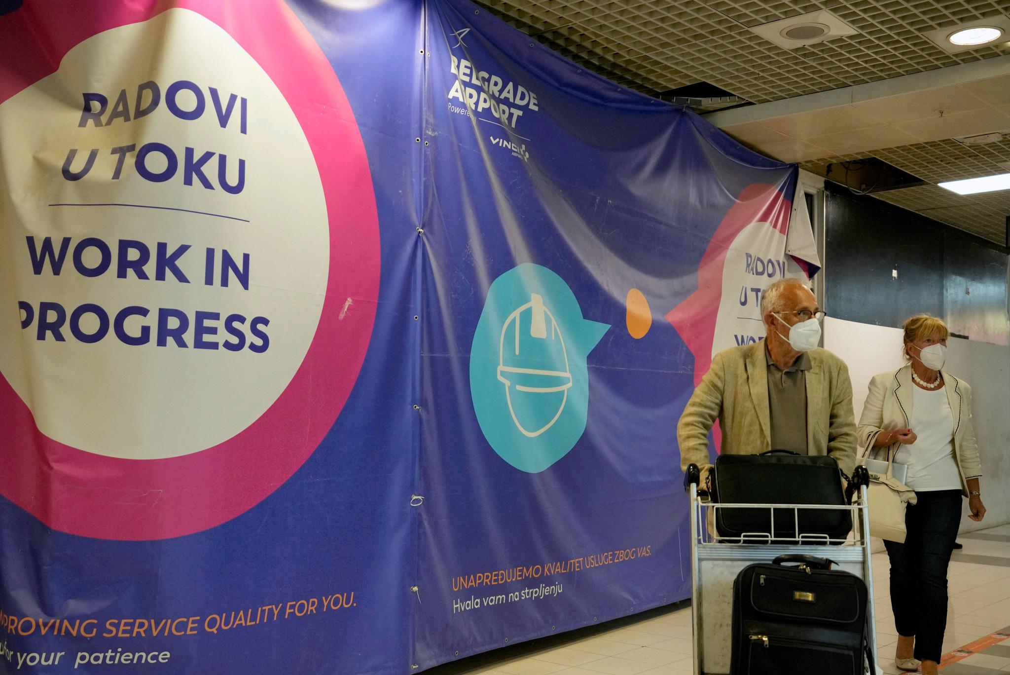 Passasjerer går gjennom terminalen i Beograd i Serbia onsdag, etter å ha fløyet fra Moskva.