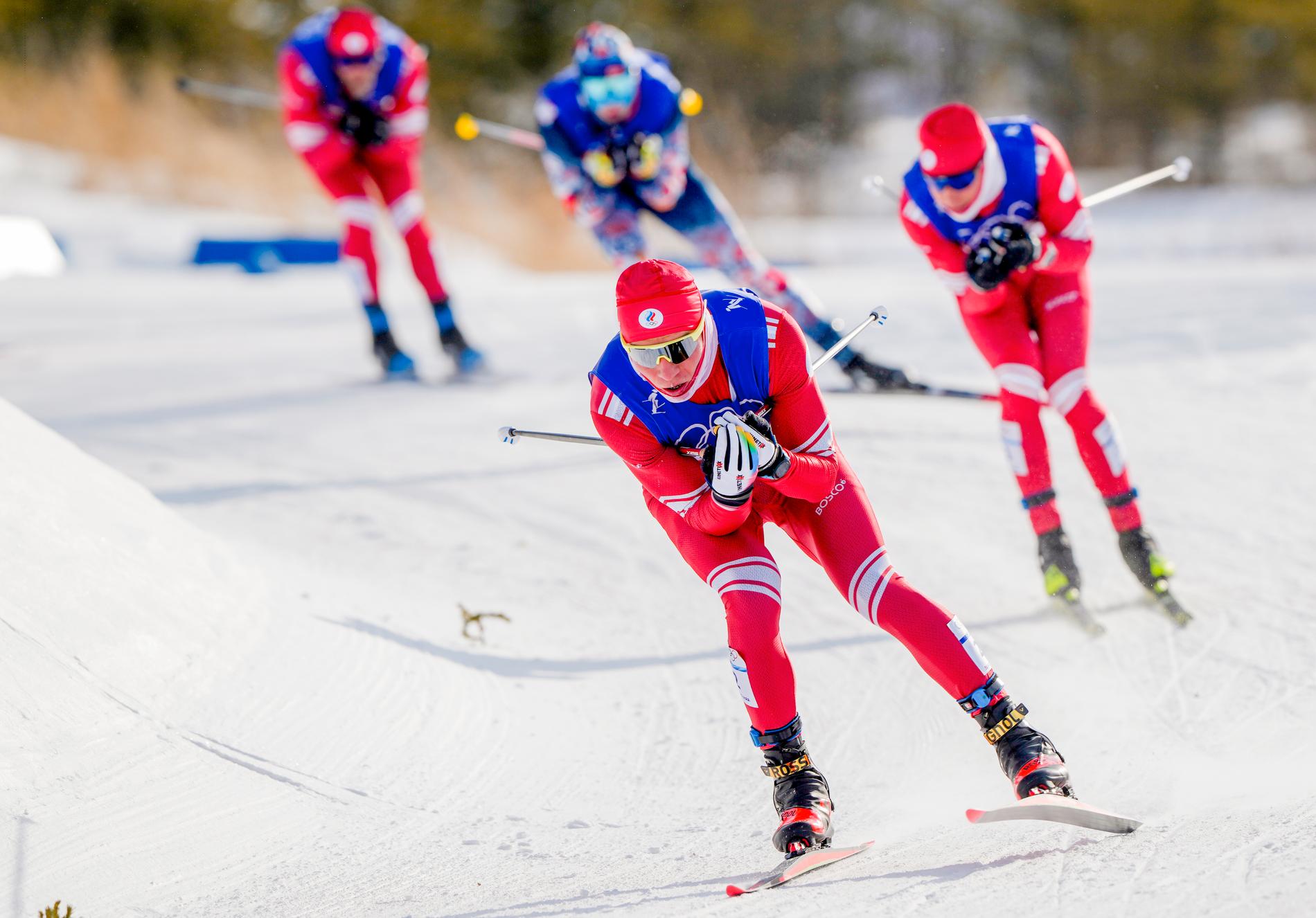 Aleksandr Bolsjunov i aksjon under vinter-OL i Beijing i 2022. Den russiske langrennsstjernen får nok en vinter uten internasjonal deltakelse. 