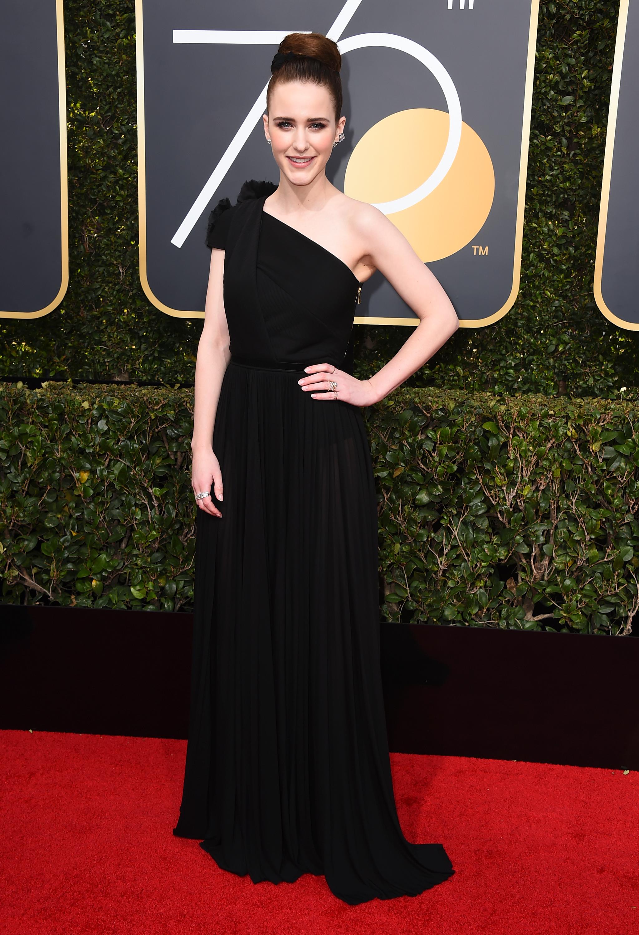Rachel Brosnahan er blant flere som har møtt opp i svart under årets Golden Globe-utdeling i California. 