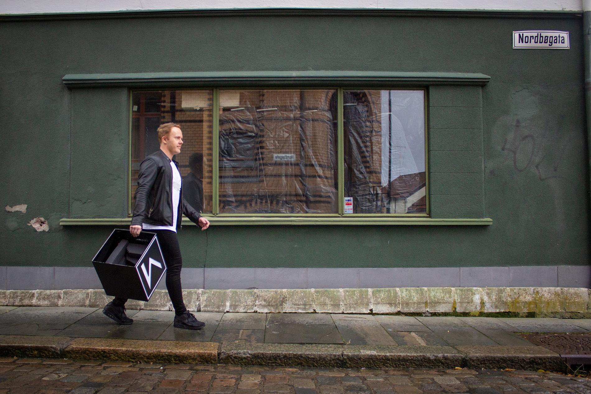 Eie går forbi sine gamle studiolokaler i Nordbøgata. Bak disse vinduene bodde han i en liten periode, slik at han hadde råd til å satse på musikken. Nå har han derimot flyttet inn i leiligheten til kjæresten. 