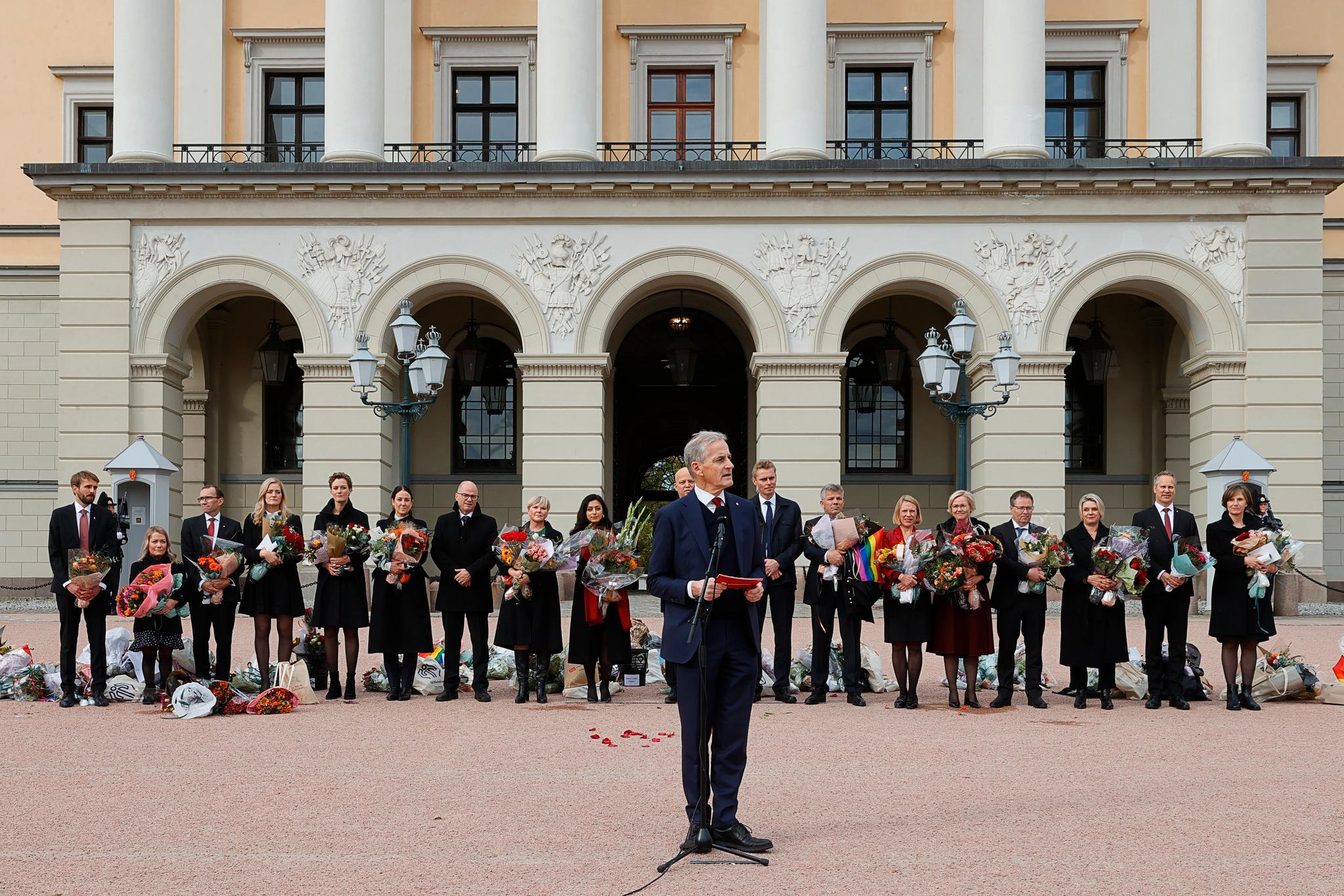 Støre hadde med seg to Utøya-overlevende da han presenterte regjeringens statsråder på Slottsplassen torsdag ettermiddag. 