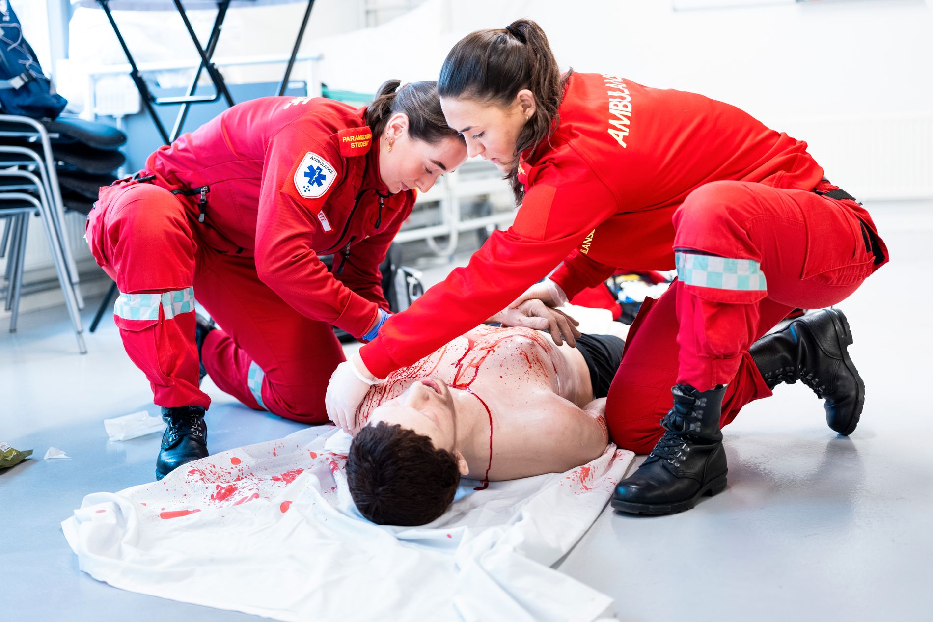 Paramedisin-studentene har ferdighetstrening omtrent en gang i uka. Her hjelper Fjellestad og Bender et case som har blitt knivstukket og har pågående blødninger.