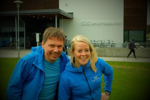 Direktør Arne Storhaug og sportslig leder Mari Wedum ble sykt glade for at SiS sportssenter ble #byasbeste.