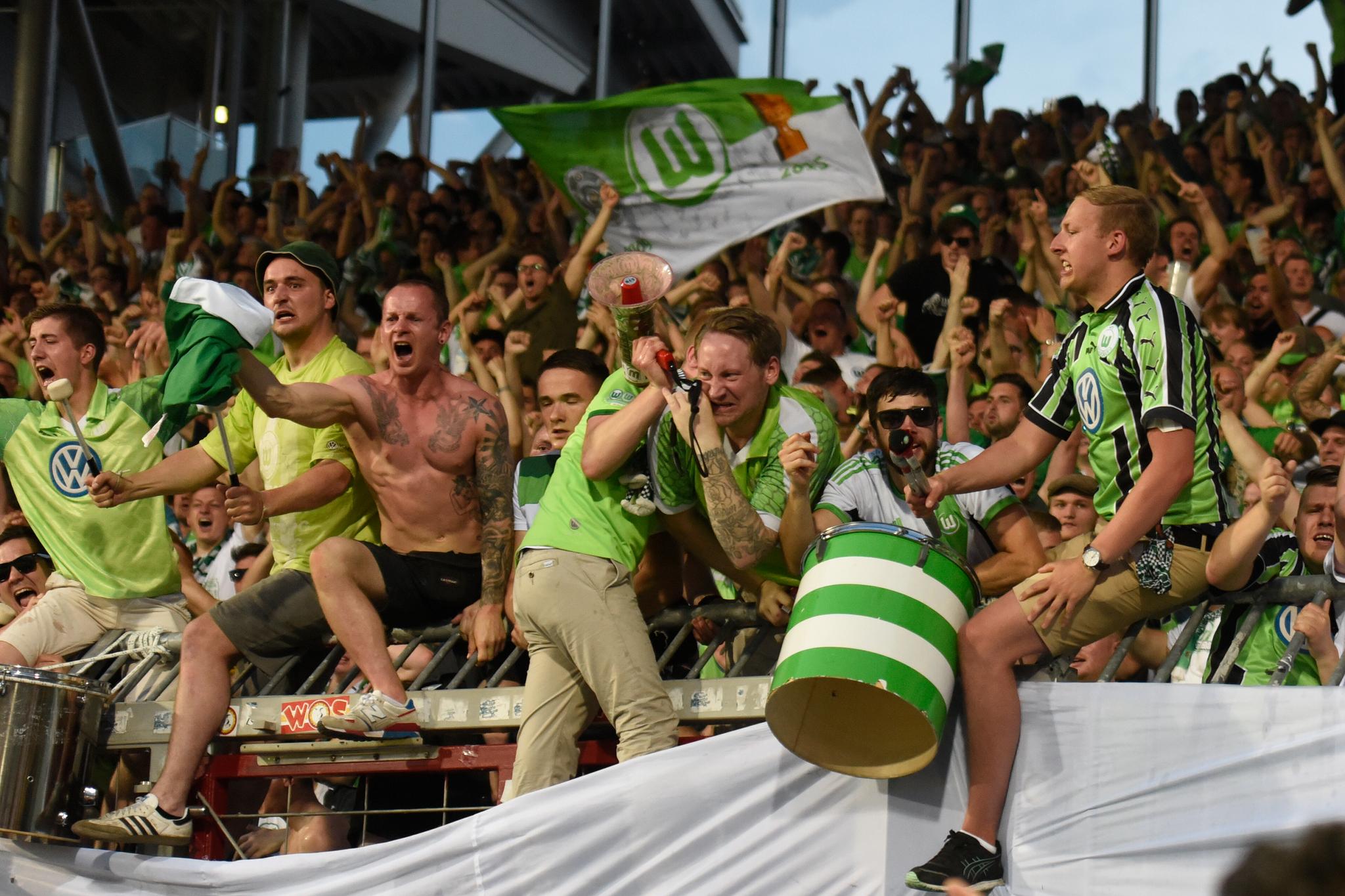 Wolfsburg-fansen kunne feire fornyet kontrakt i Bundesliga etter 2–0-seier sammenlagt. 