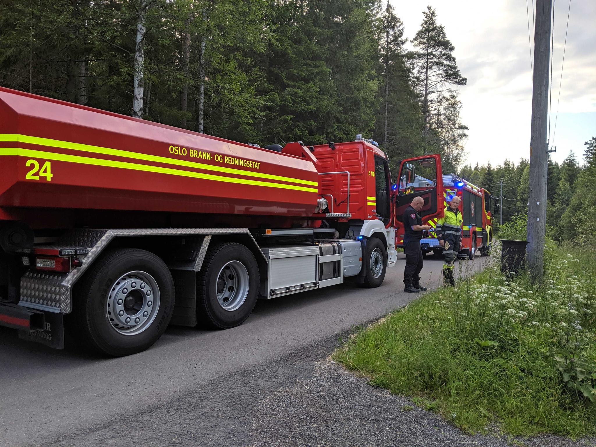 Brannvesenet er på plass langs Gjøvikbanen mellom Snippen og Sandermosen stasjon for å slukke flere branner.
