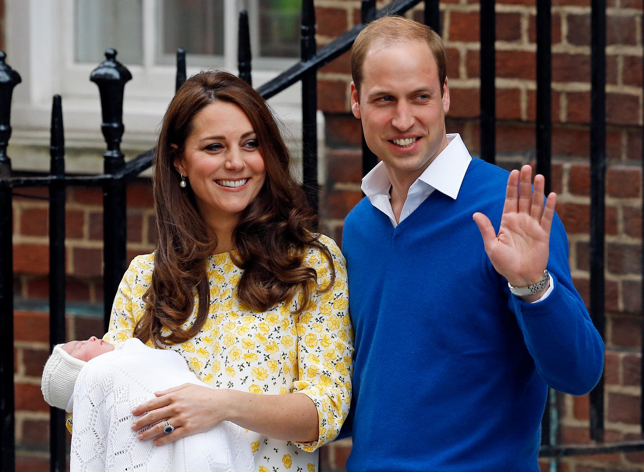 LILLESØSTER: Prins William og hertuginne Kate fikk lørdag formiddag en datter. Den nyfødte prinsessen er dronning Elizabeths femte oldebarn og blir nummer fire i arvefølgen. Spekulasjonene går høyt i Storbritannia om hvilke navn den lille jenta får.
