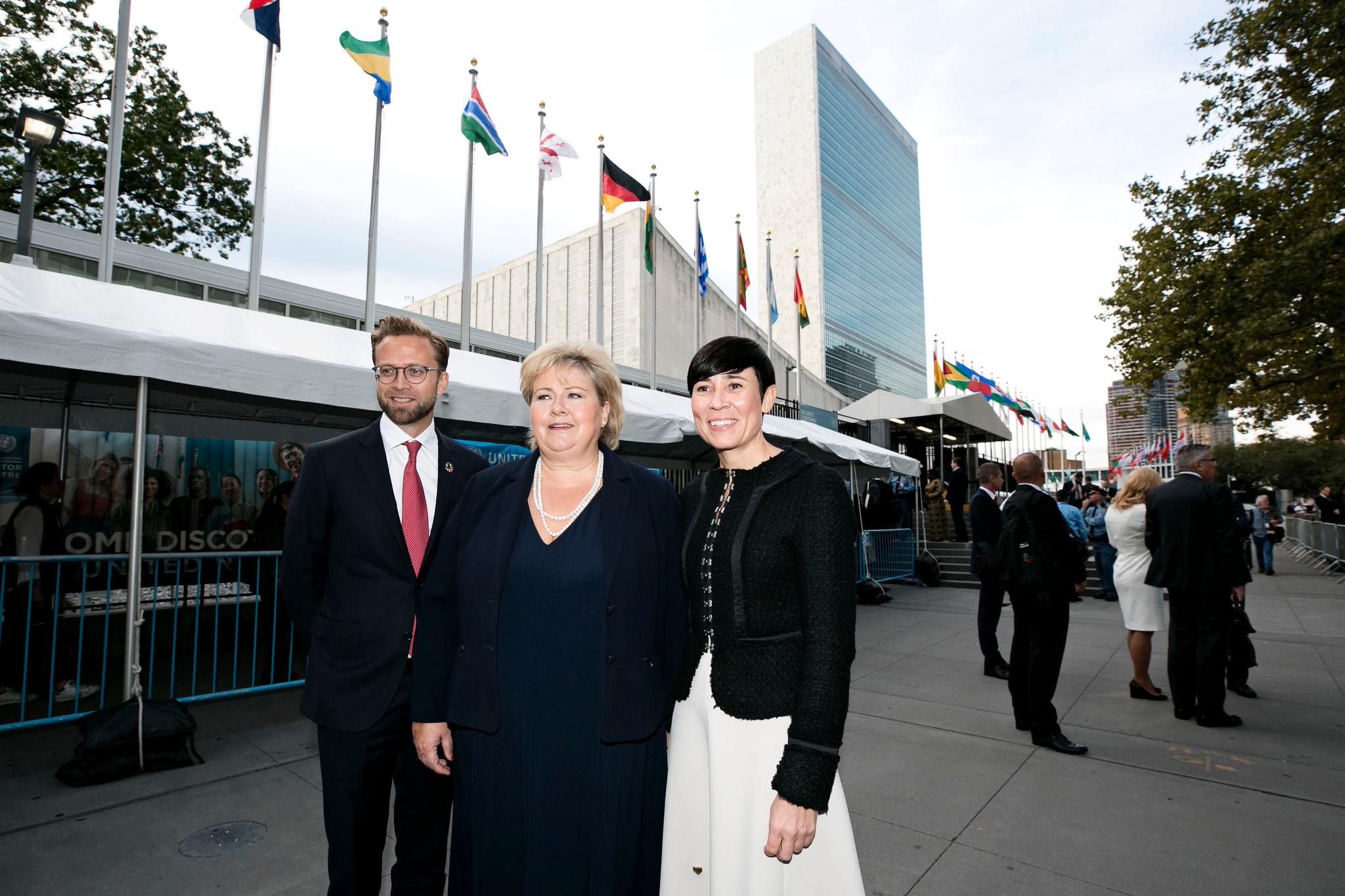 Utenriksminister Ine Eriksen Søreide (t.h.), statsminister Erna Solberg og daværende utviklingsminister Nikolai Astrup utenfor FN-bygningen.