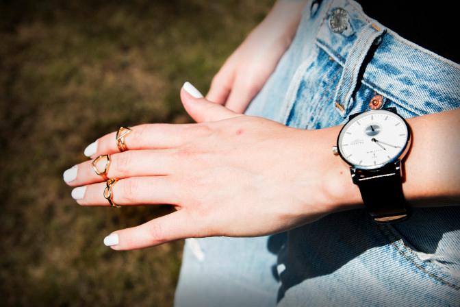 Steinnes liker klokker med enkelt design, gjerne med gullringer på fingrene for å sprite opp et antrekk. Foto: Damares Stenbakk