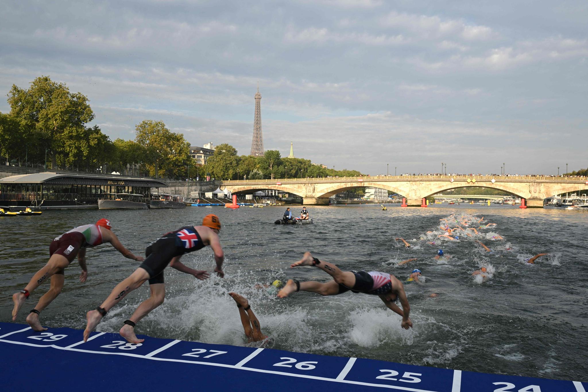 Flere øvelser under sommerens OL skal gå i elven Seinen. Her fra en triatlon-test i 2023. 