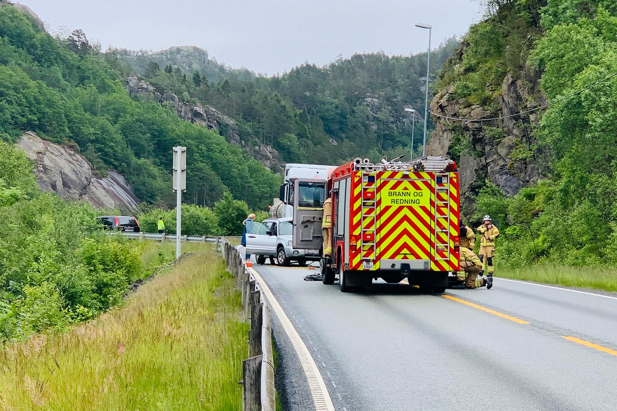En tankbil og en personbil kollidert øst for Flekkefjord i Vest-Agder onsdag. Foto: Tor Erik Schrøder / NTB scanpix