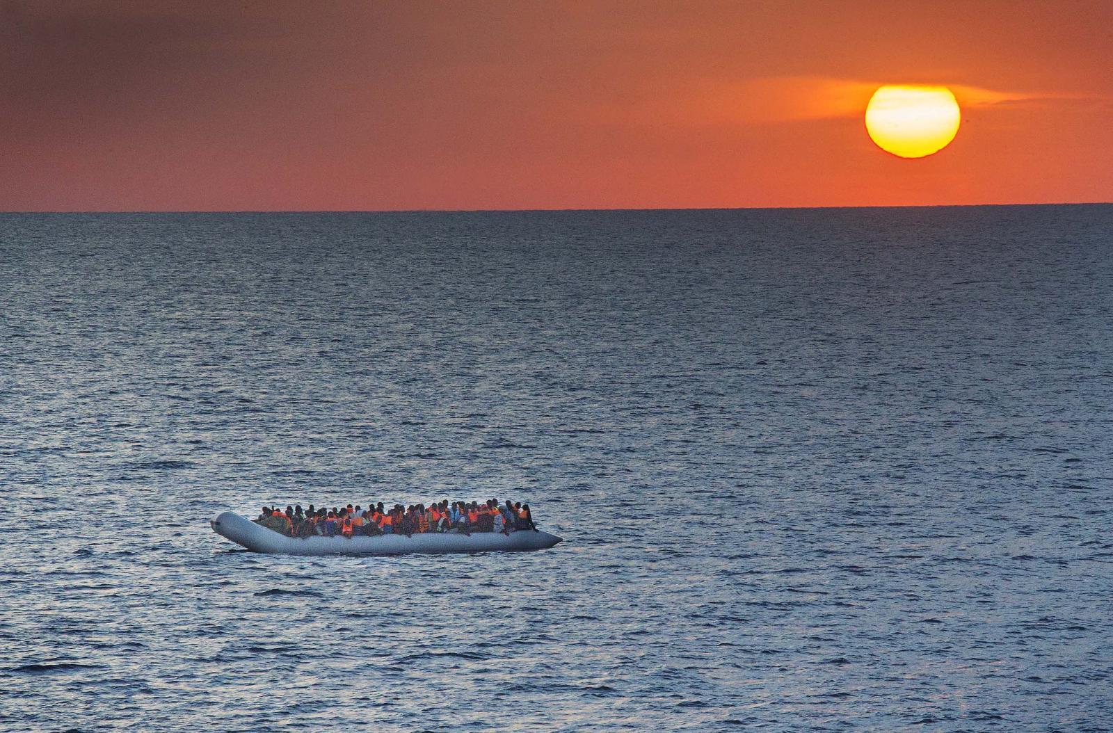 123 flyktninger satt presset sammen i gummibåten da det norske redningsskipet hentet dem opp i kveldstimene. Gummibåtene er livsfarlige. Ifølge den italienske kystvakten er de ikke laget for å tåle overfarten. Båtene er lange, smale og ustabile. De produseres i Kina og smugles til Libya, der menneskesmuglerne kjøper dem. Flyktningene kaller dem ballongbåter.
