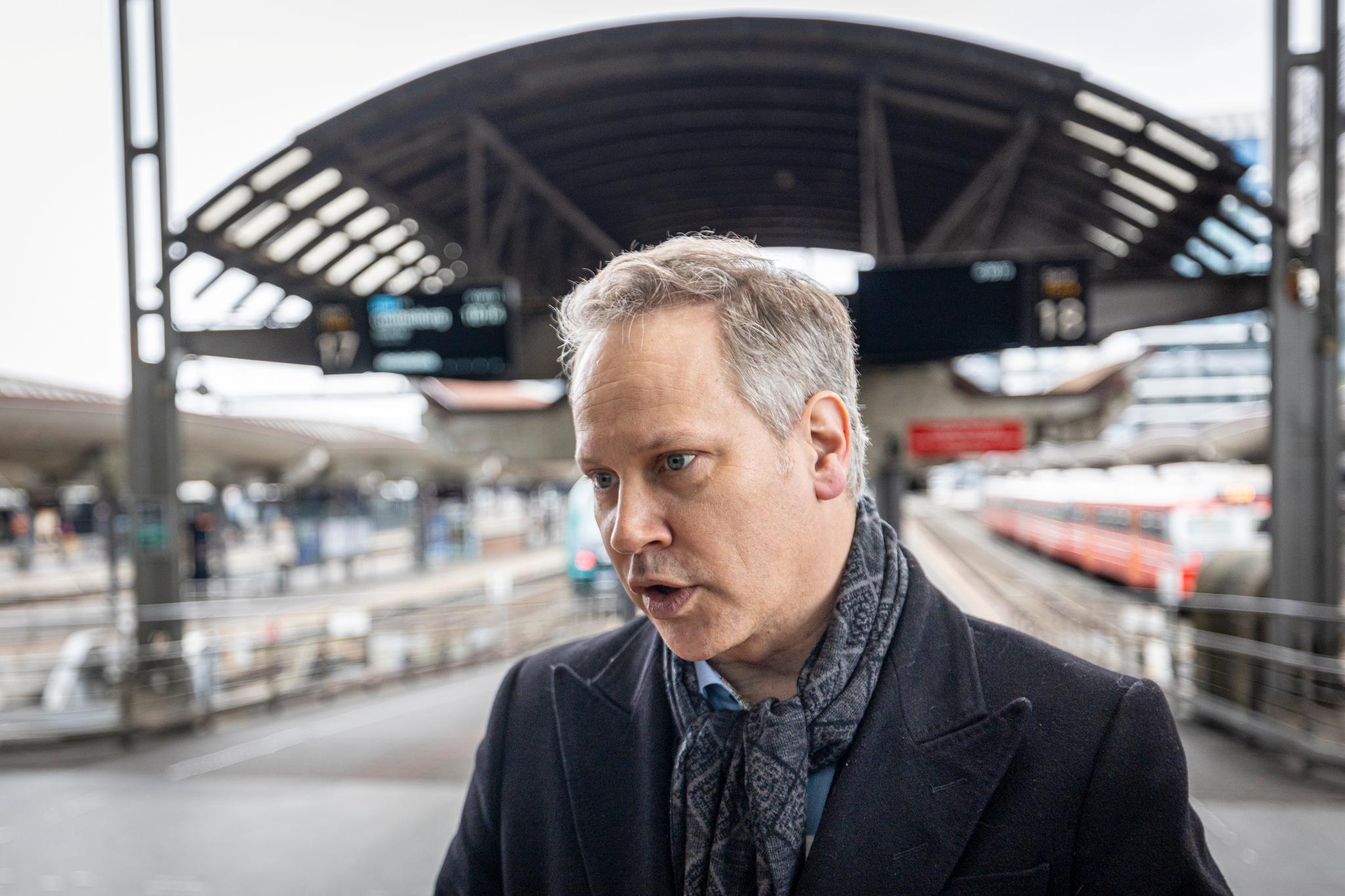 Vår tillit til samferdselsminister Jon-Ivar Nygård (bildet) er tynnslitt, skriver innleggsforfatterne.