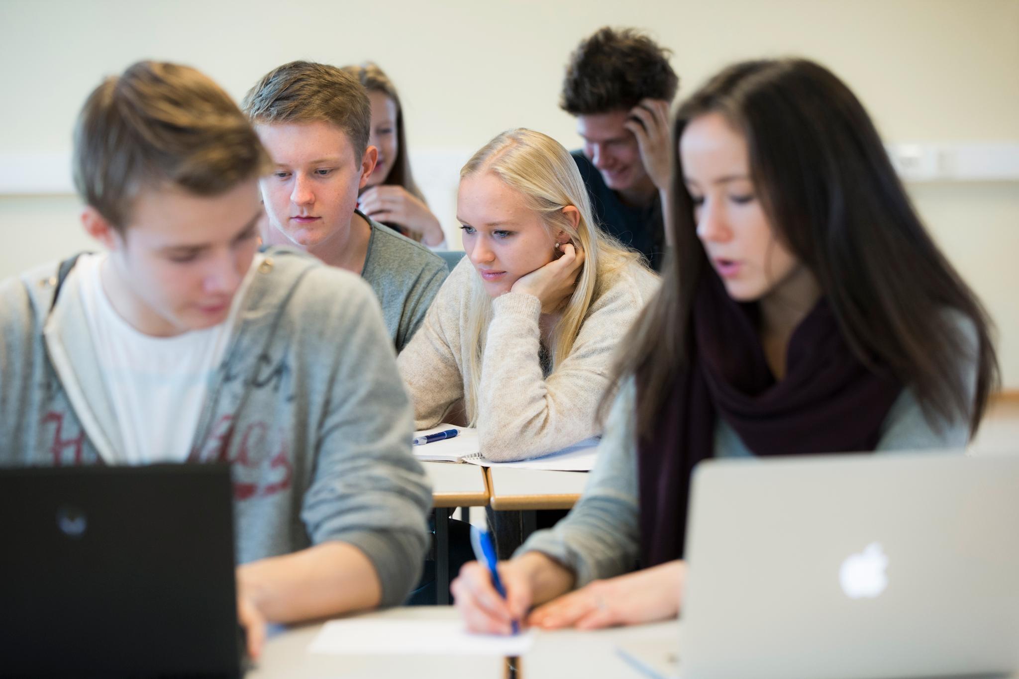 Elevene ved mange norske skoler får ikke det antallet undervisningstimer de har krav.