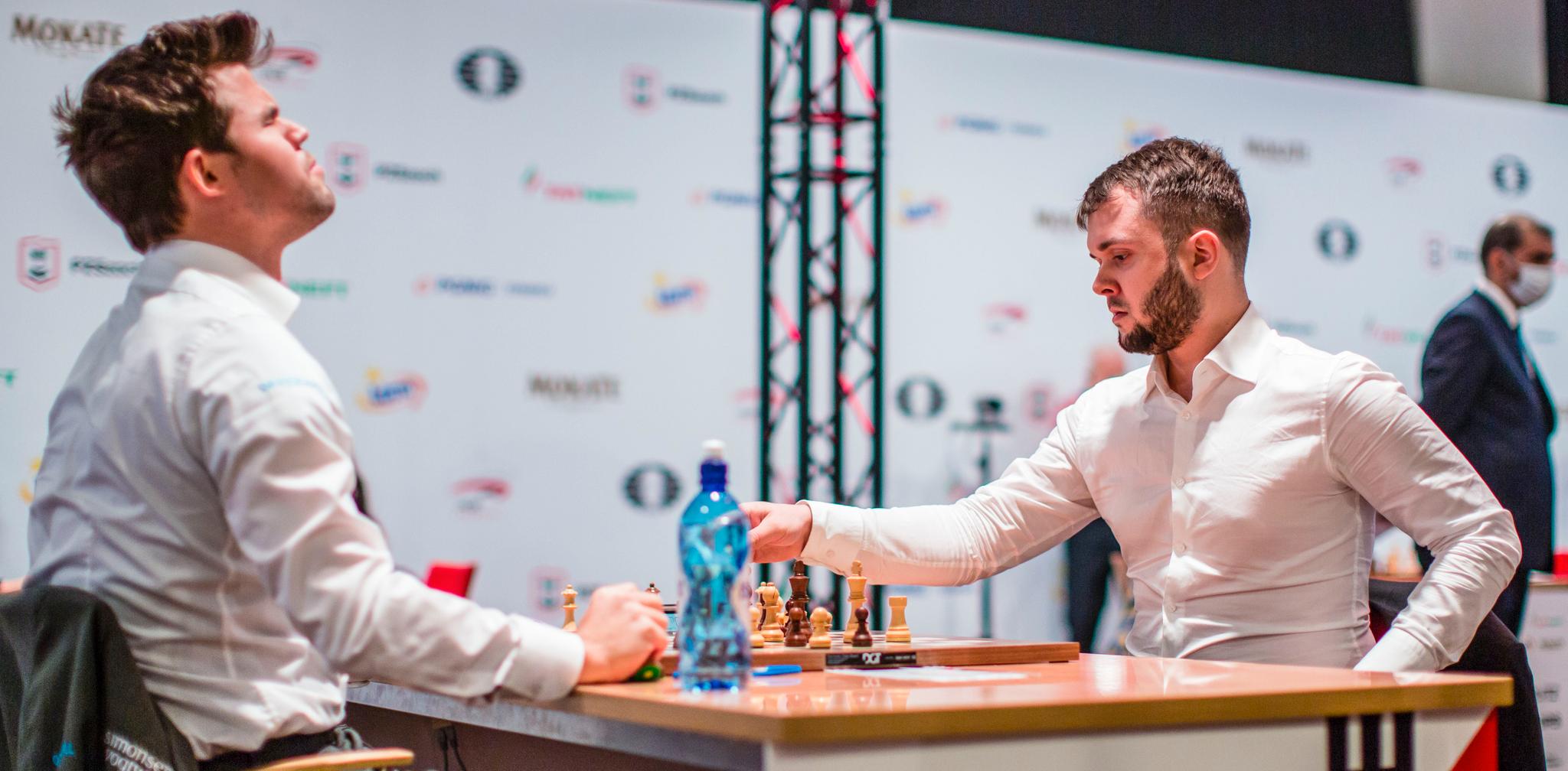 FORTVILET: Magnus Carlsen reagerer når tapet mot Vladimir Fedosejev er klart.