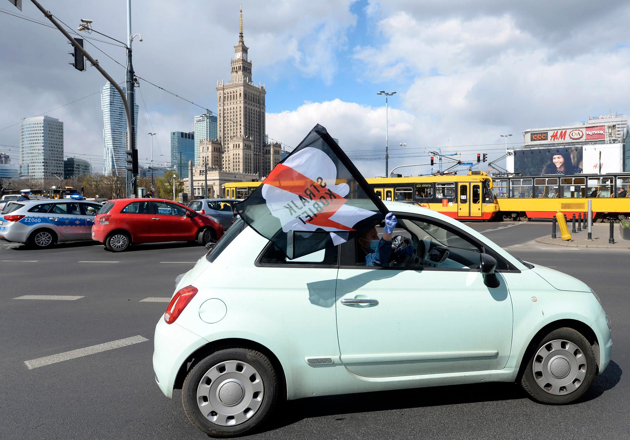 Demonstranter i biler protesterte mot en innstramming av abortloven i Warszawa sentrum tirsdag. 