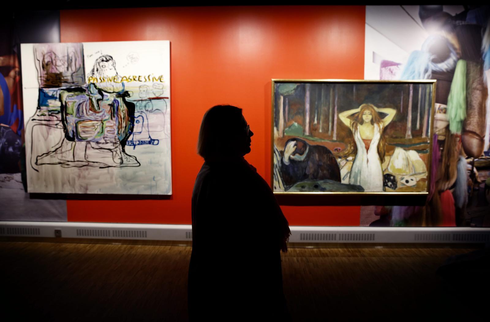Ethvert stort kunstnerskap fortjener at man stadig tolker det på nytt, skriver Stein Olav Henrichsen og Lars Toft-Eriksen. Her avlegger Munch-arving Elisabeth Munch-Ellingsen utstillingen på Munch-museet en visitt.