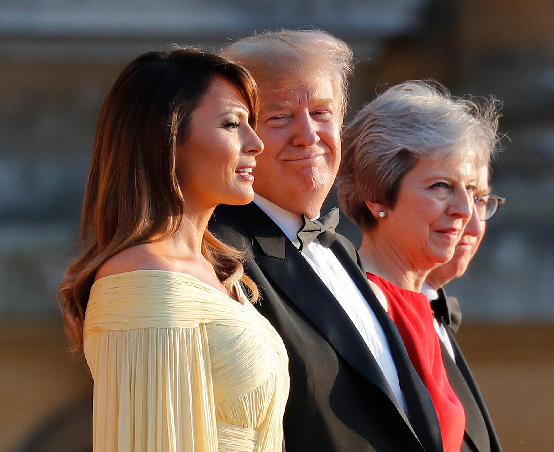 Førstedame Melania Trump, president Donald Trump, britenes statsminister Theresa May og hennes mann Philip May før gallamiddagen i Blenheim Palace i Oxfordshire torsdag. Foto: Pablo Martinez Monsivais / AP / NTB scanpix