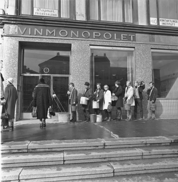 Køen utenfor Vinmonopolet på Majorstuen etter Aftenpostens spøk 1. april 1950.