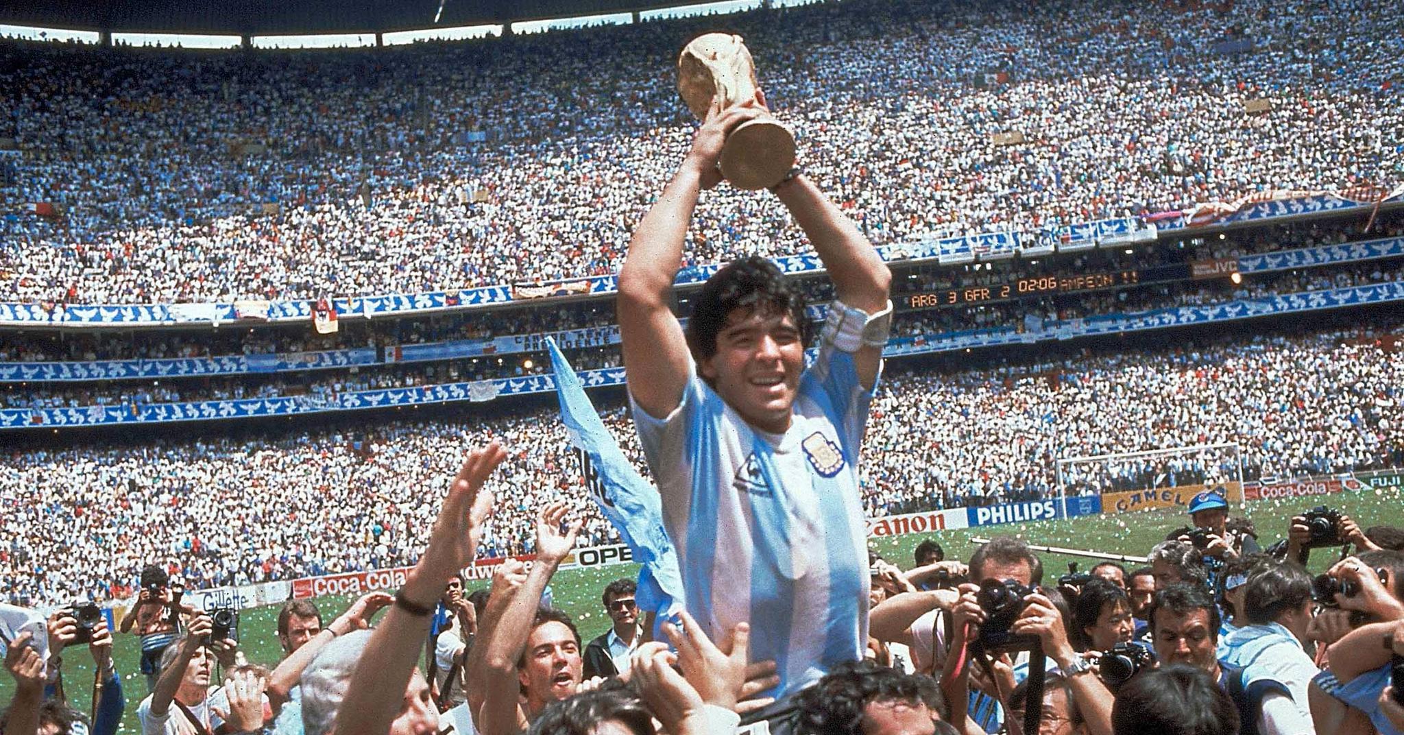 Kaptein Diego Maradona og hans Argentina-lag slo Vest-Tyskland i VM-finalen i Mexico i 1986. 