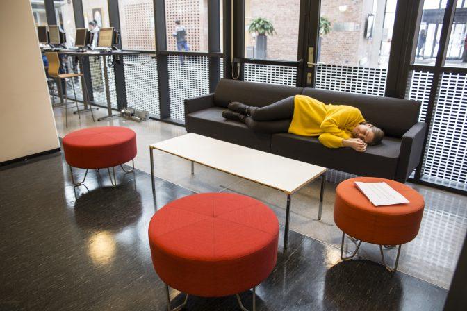 Sofaen på biblioteket ved servicetorvet er perfekt til en powernap. Foto: Julie Sørensen Molvik