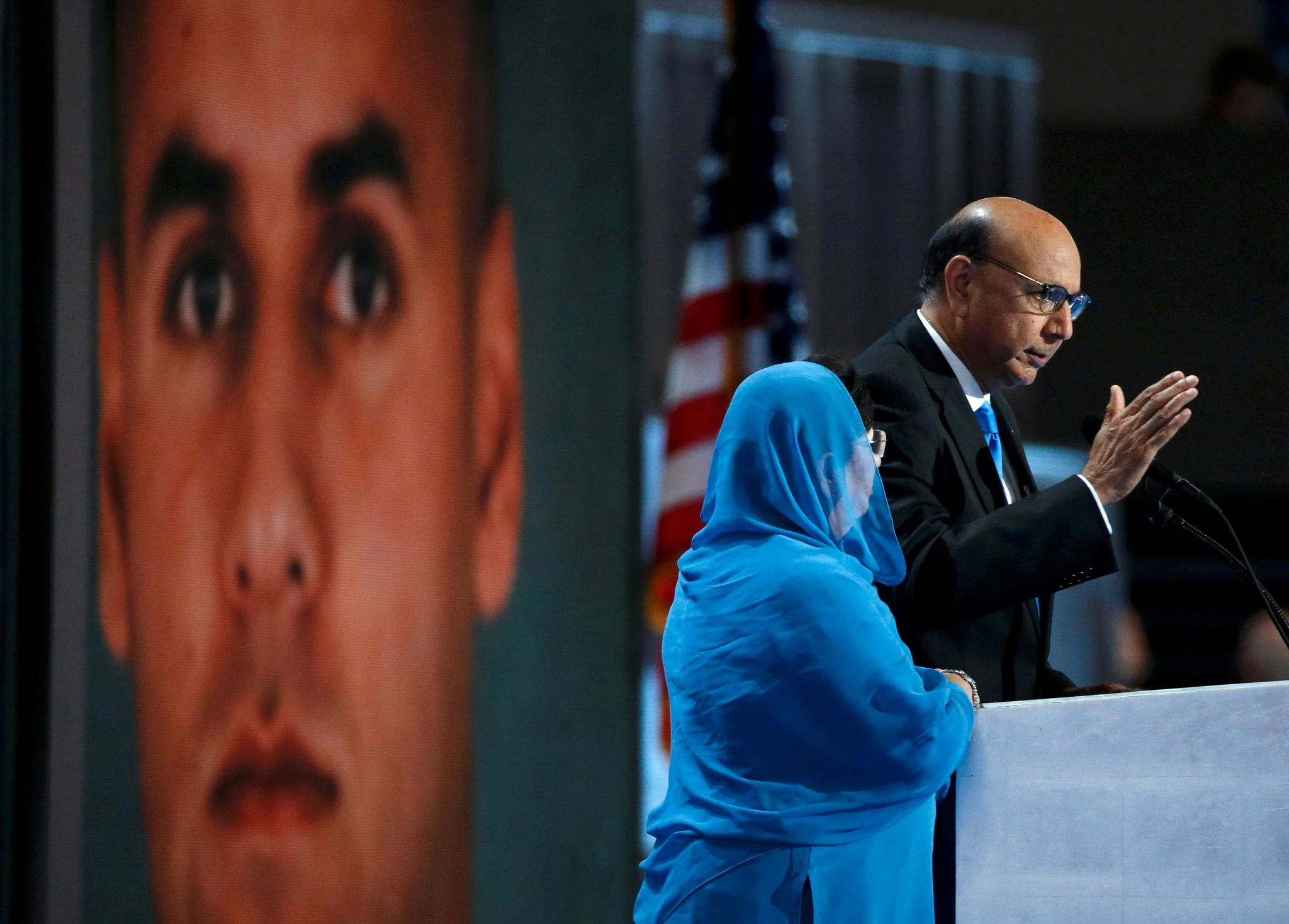 Muslimske Khizr Khan og hans kone Ghazala Khan mistet sin sønn, kaptein Humayun Khan (27) i USAs hær, da han falt i strid i Irak i 2004. Torsdag stod de på talerstolen under landsmøtet til Det demokratiske partiet.