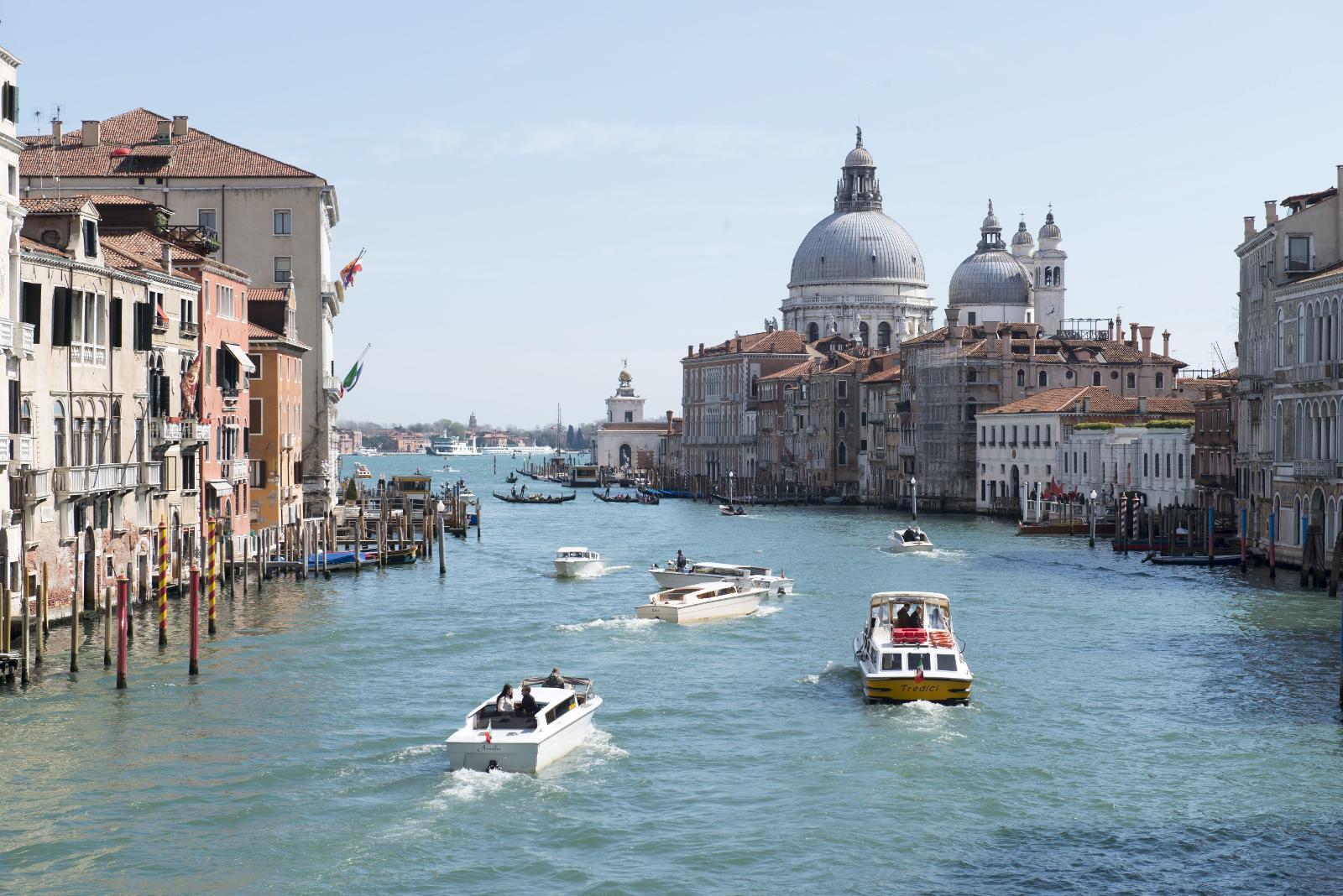 KANALEN: Canal Grande er den bredeste kanalen i Venezia, og selve livsnerven i byen. Her er det alltid mye trafikk, både båtbusser, gondoler og privatbåter.