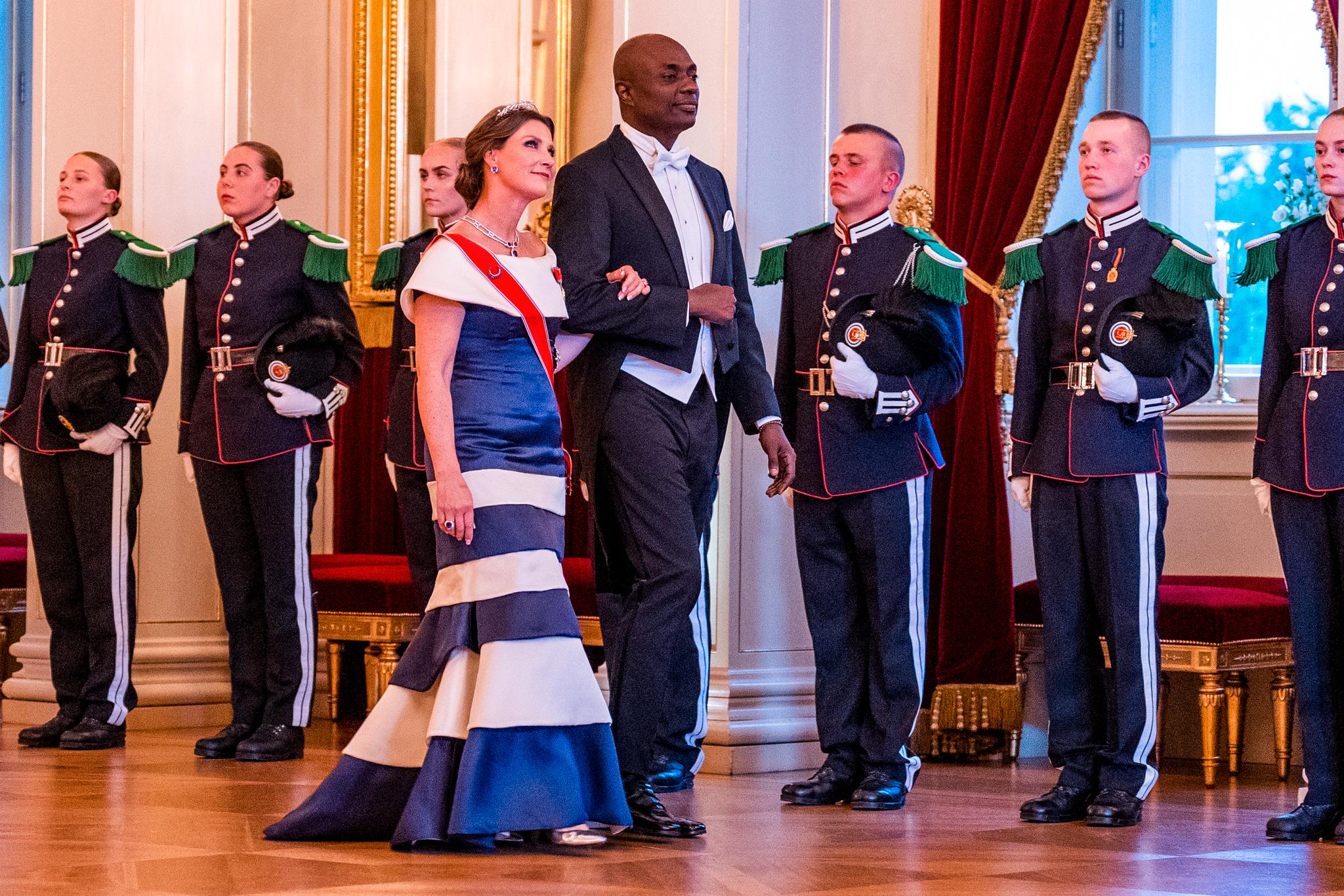 Prinsesse Märtha Louise og forloveden Durek Verrett i prosesjon gjennom store festsal til gallamiddagen for prinsesse Ingrid Alexandra på Slottet i juni 2022. 