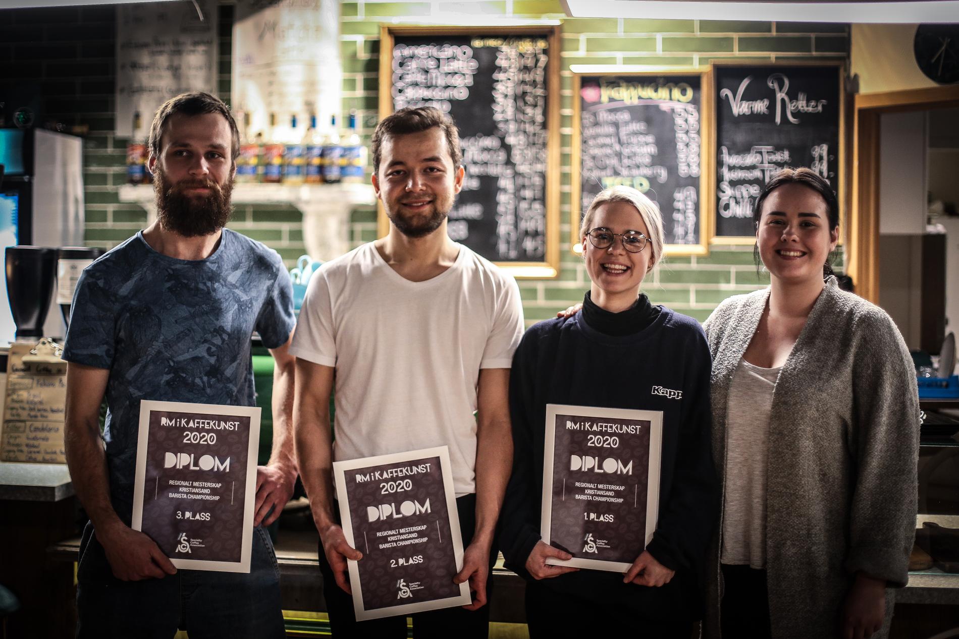 Disse fire konkurrerte i regionalt baristamesterskap søndag kveld: Kristaps Kurtiss (t.v.), Hushtar Hamut Naman, Hanne Marie Urdal og Camilla Ness.