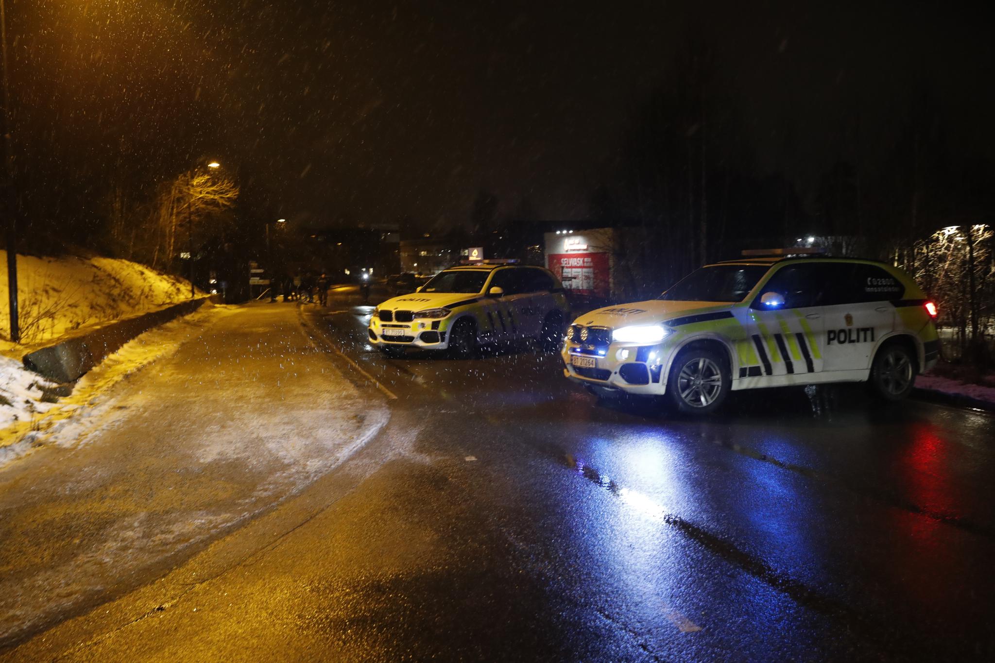 Mannen som døde av skader utendørs i Hokksund mandag kveld, obduseres torsdag. Politiet etterforsker saken som et mulig drap. Ingen er pågrepet i saken. 