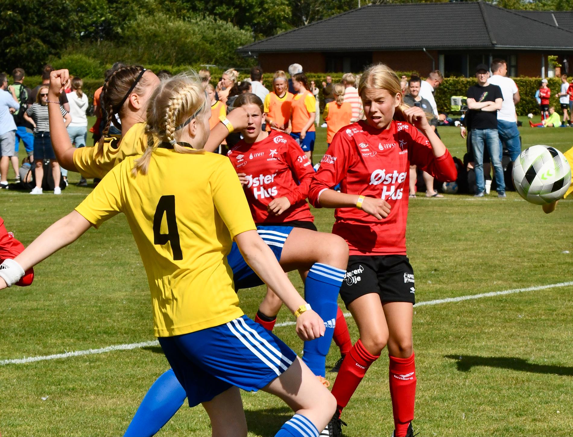 FOTBALLFEST: Både Rennesøy, Mastra og Finnøy kan klappe hverandre på skulderen etter to flotte turneringer i Danmark. Med bronsemedaljer til både Mastra og Rennesøy. 