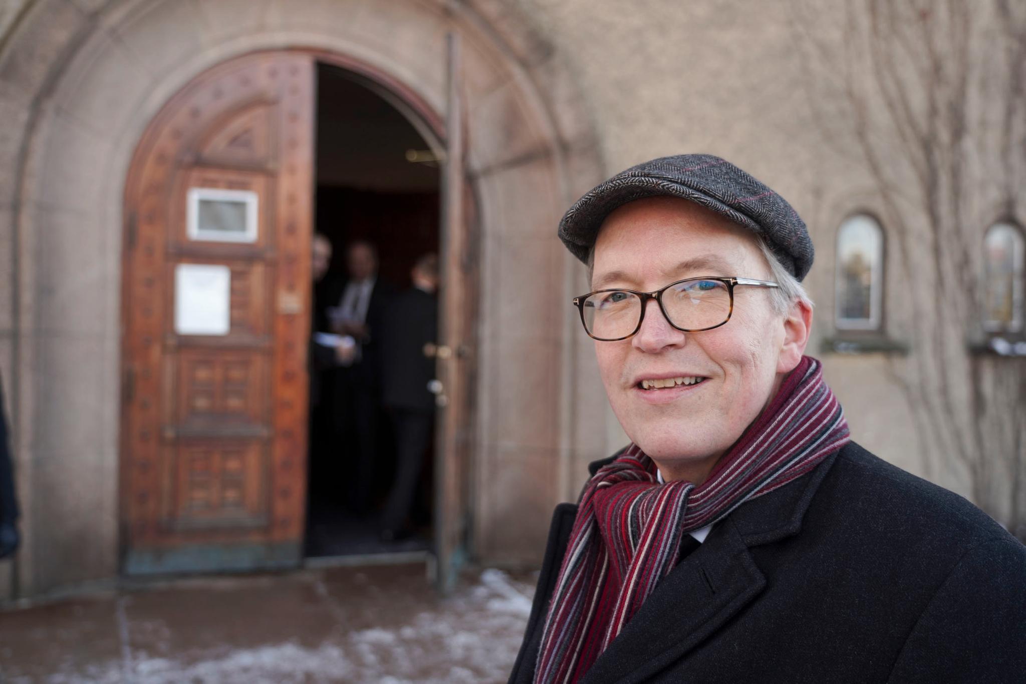 Stortingsrepresentant Sverre Myrli på vei inn i kapellet. 