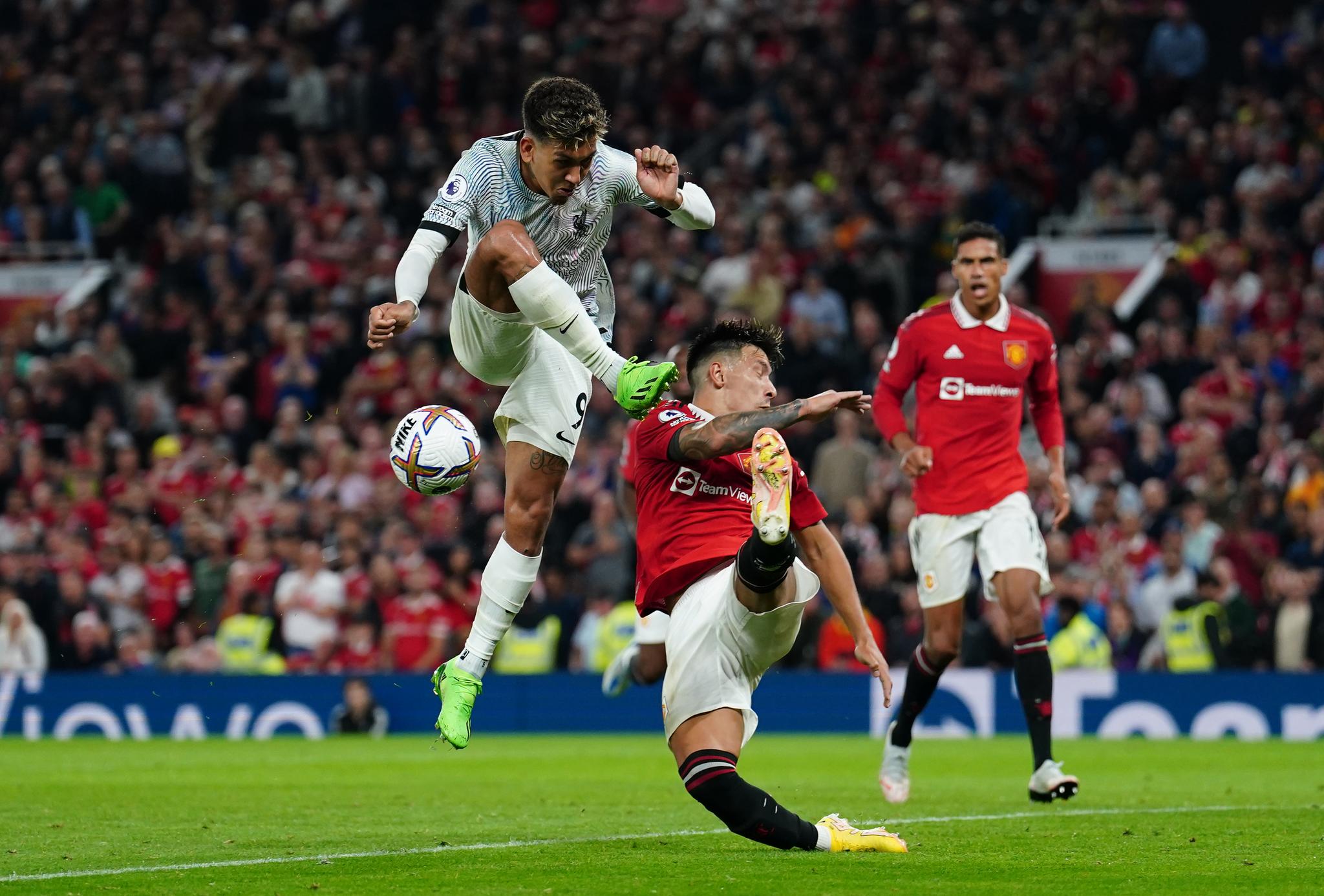 VOND OG GOD: Roberto Firmino fra Liverpool blir stoppet av Manchester United-forsvarer Lisandro Martínez mandag kveld.