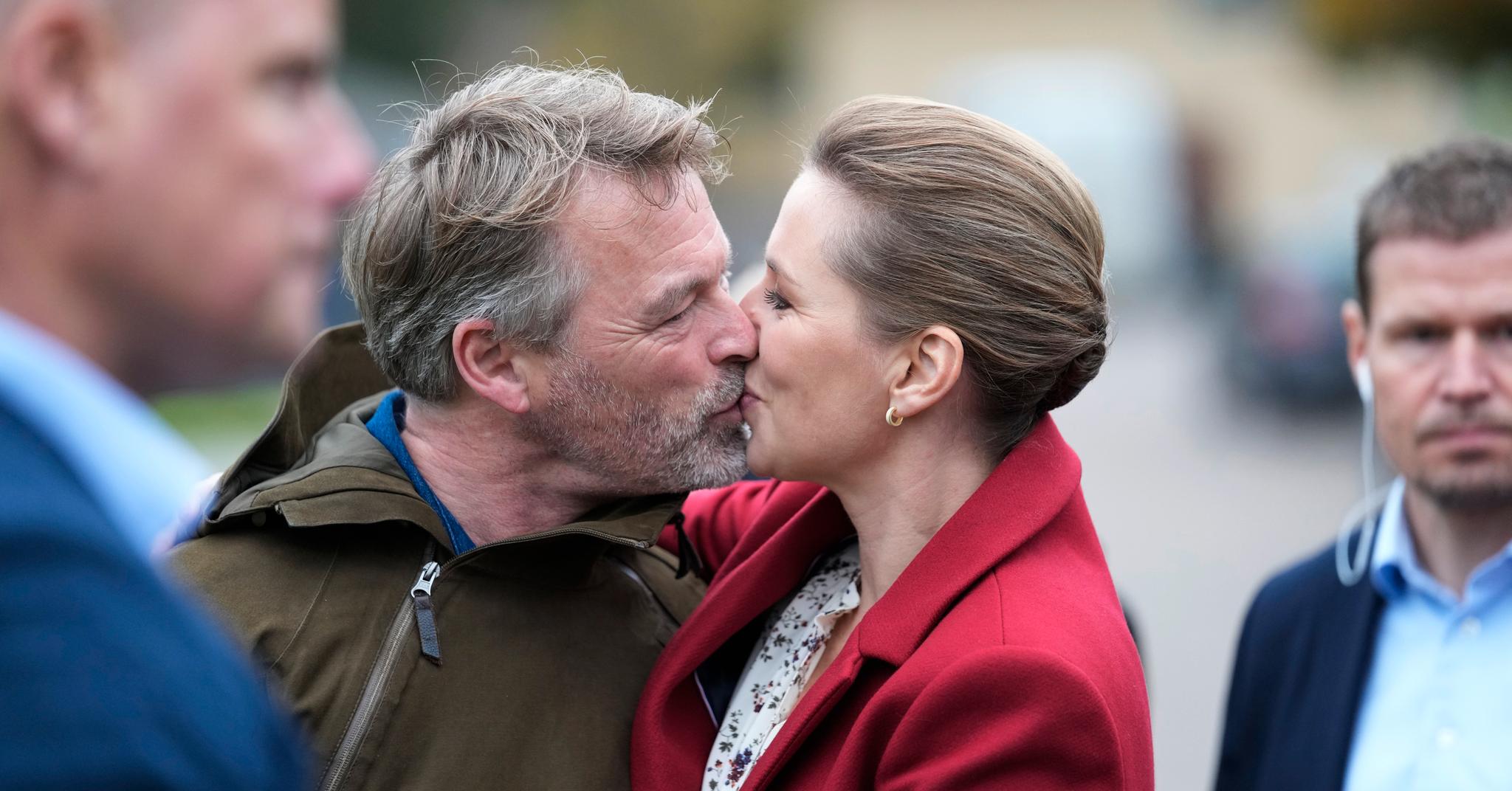 Mette Frederiksen kysser mannen Bo Tengberg etter å ha stemt ved valget tirsdag. Noen timer senere ble det klart at hun beholder flertallet.