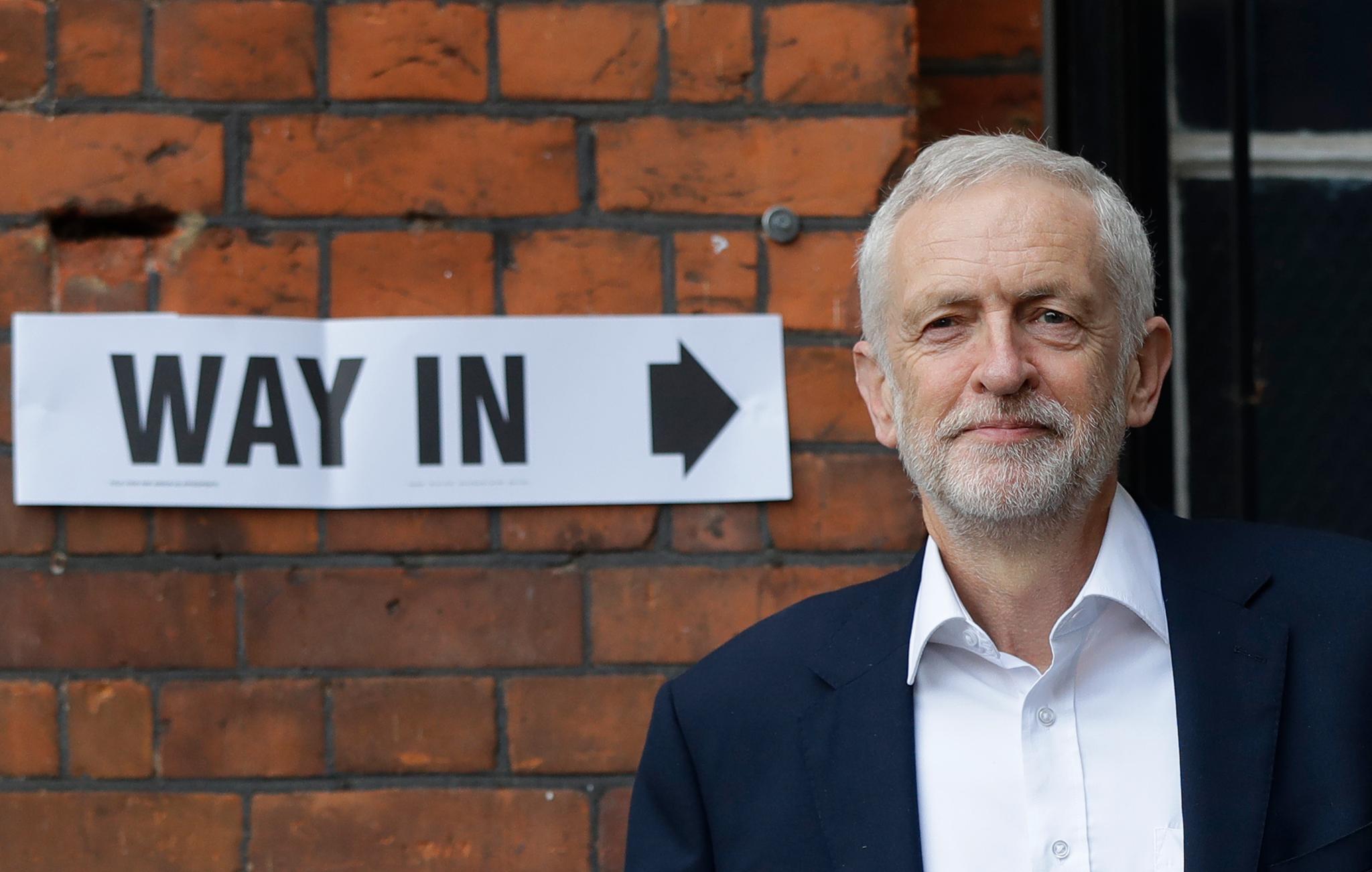 Den britiske likhets- og menneskerettighetskommisjonen har iverksatt en gransking av partiet Labour og partileder Jeremy Corbyn for mulig antisemittisme.