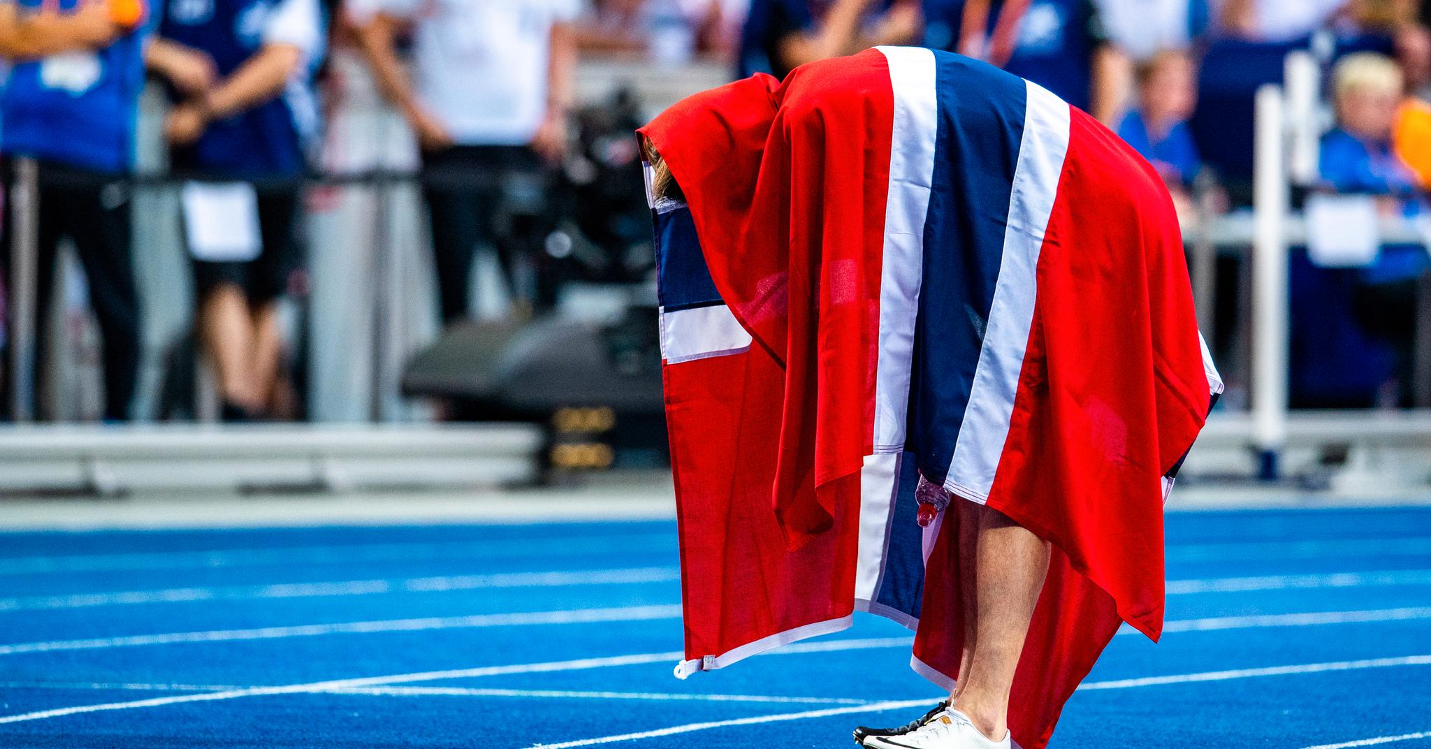 GULL: Karsten Warholm hentet Norges første gull i friidretts-EM i Berlin på 400 meter hekk. Etterpå måtte han stå litt for seg selv under flagget.