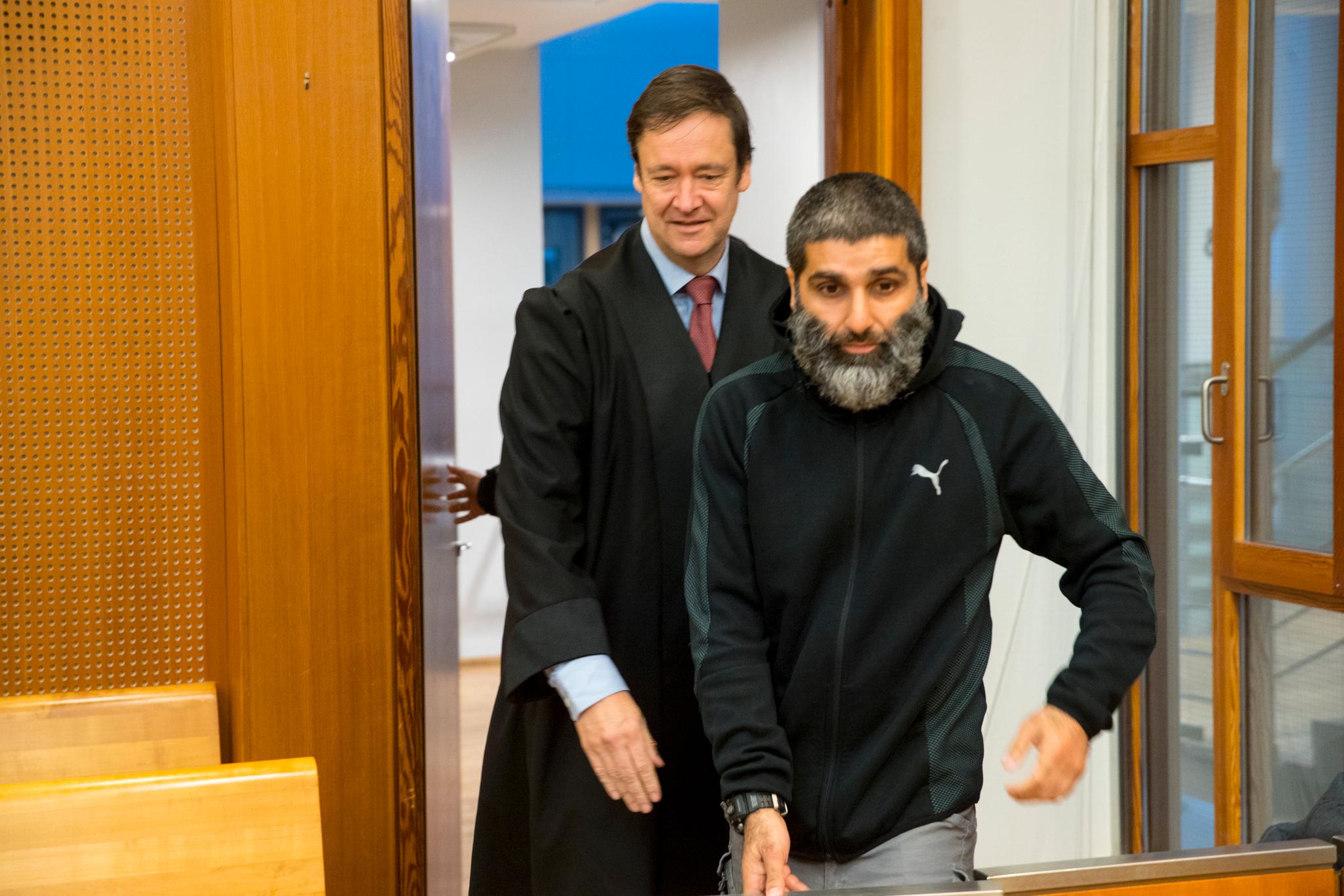 Advokat John Christian Elden har vært forsvarer for Arfan Bhatti i en årrekke. Her er de i retten i Oslo i 2018. 