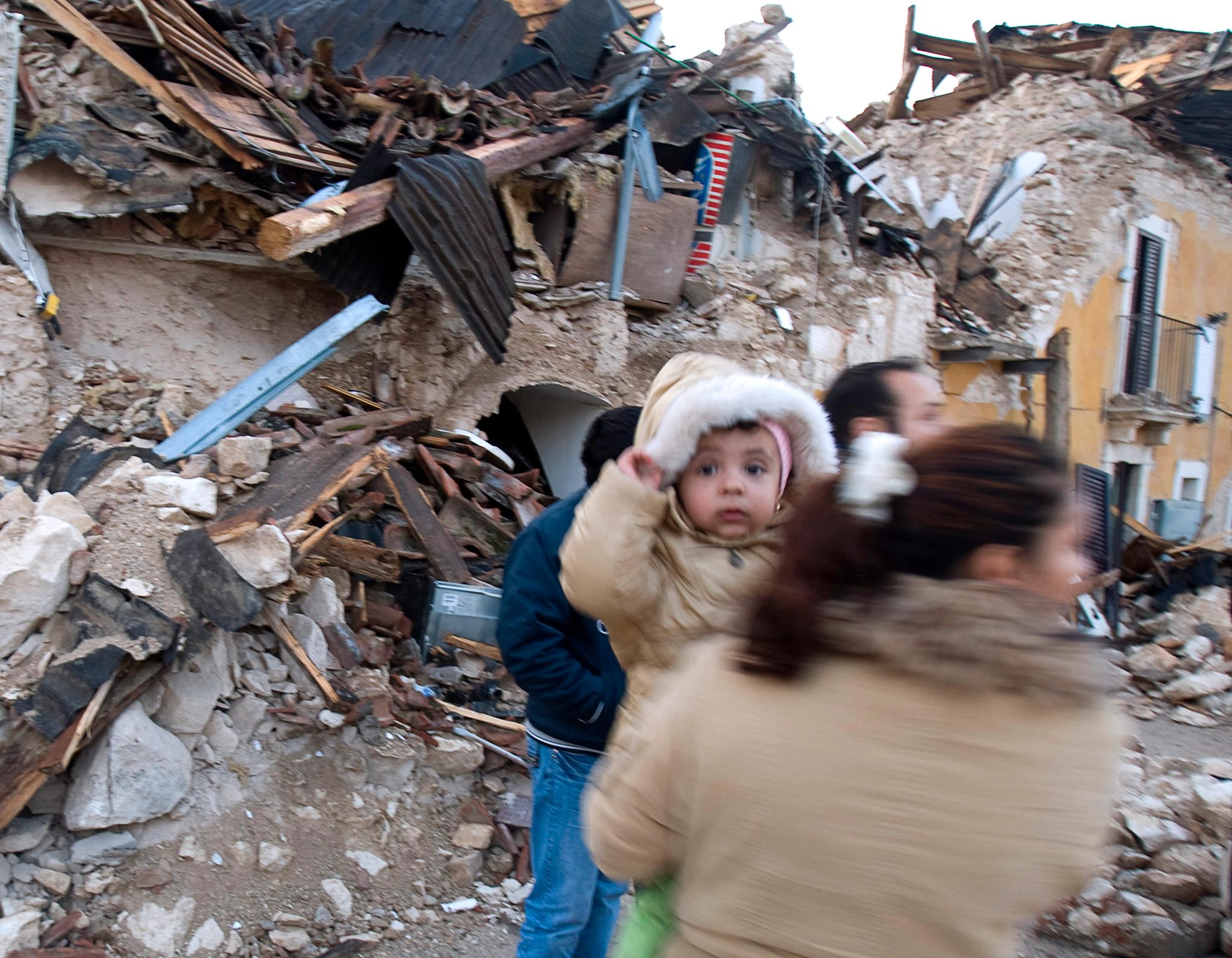 Dagens jordskjelv har mange likhetstrekk med skjelvet som rammet områder rundt byen L'Aquila i 2012, påpeker jordskjelvseksperter.