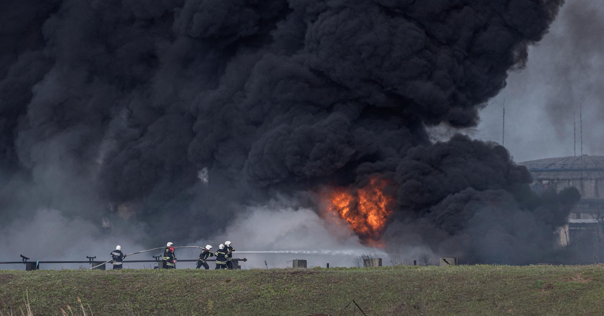 Lysytsjansk og nabobyen Sievjerodonetsk kan bli åsted for et stort slag de neste dagene. Her er det et oljeraffineri i Lysytsjansk som brenner den 16. april.