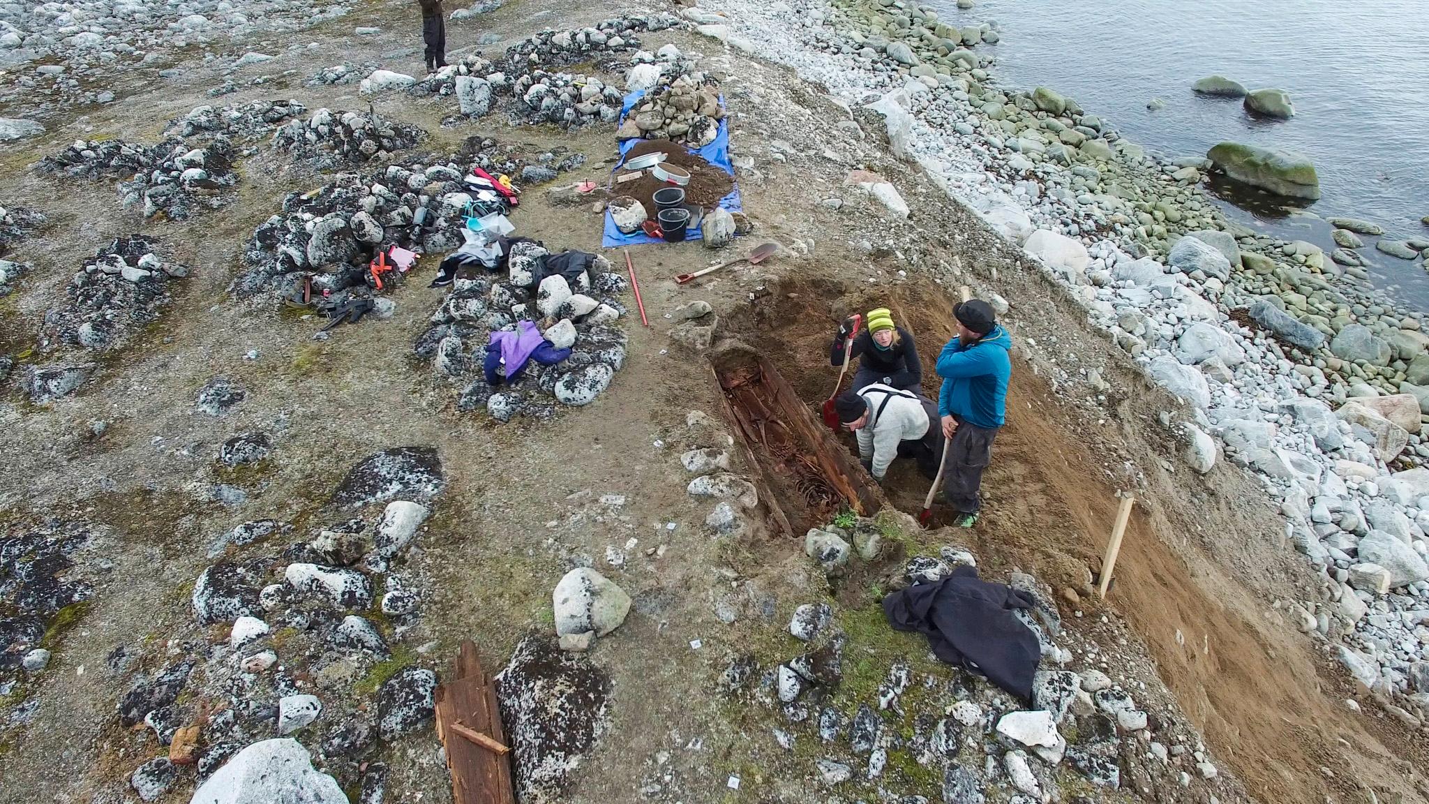  Sysselmannen skal i samarbeid med Svalbard museum gjennomføre flere arkeologisk nødutgravning av hvalfangergraver fra 1600- og 1700-tallet. Her fra en tidligere utgraving på Likneset ved Smeerenburgfjorden.