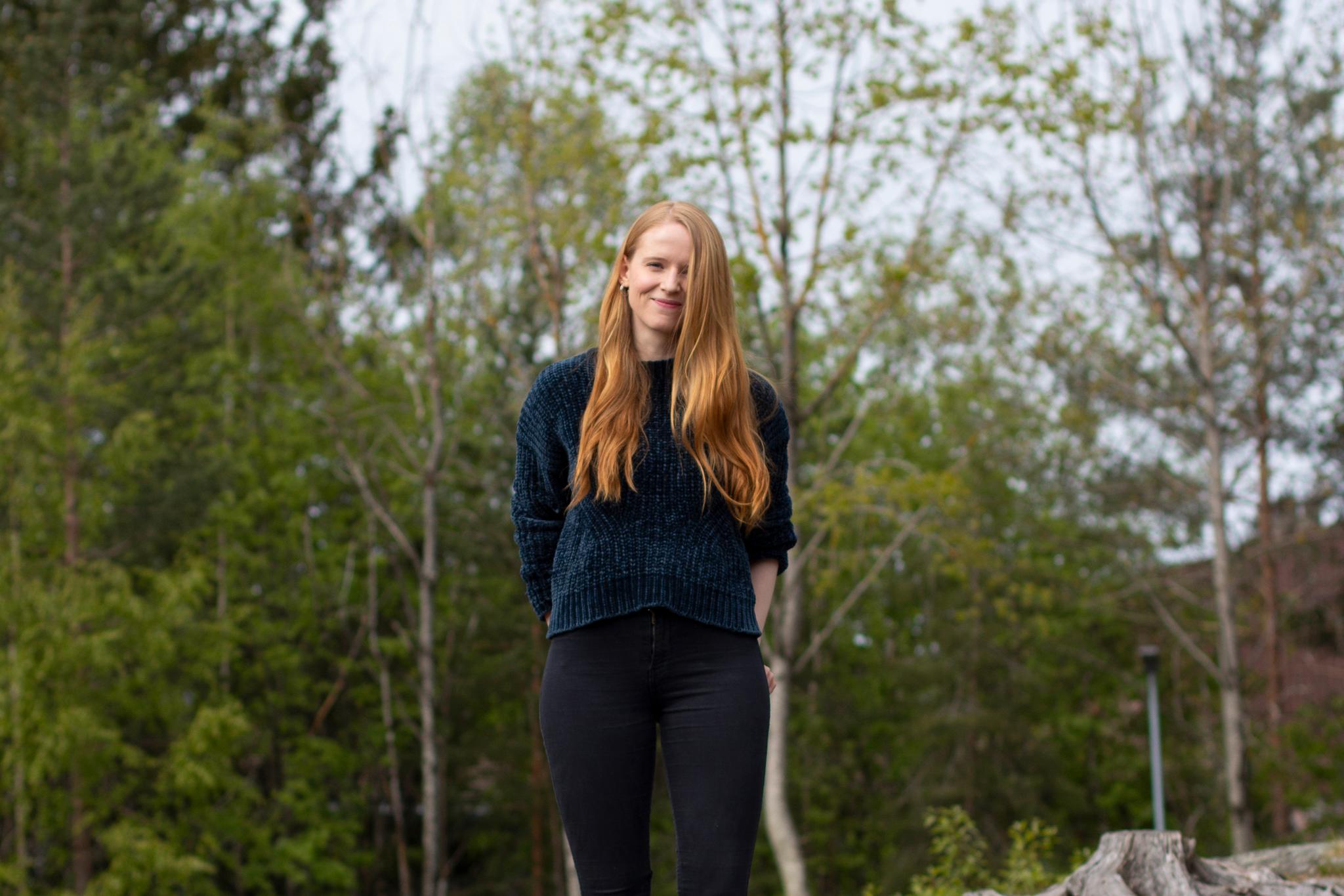 Siri Vålberg Saugstad (29) i skolegården på Stasjonsfjellet skole, ungdomsskolen hun gikk på da hun begynte å skrive for Si;D. Det er også skolen som fungerte som fokusgruppe da Si ;D ble utviklet. 