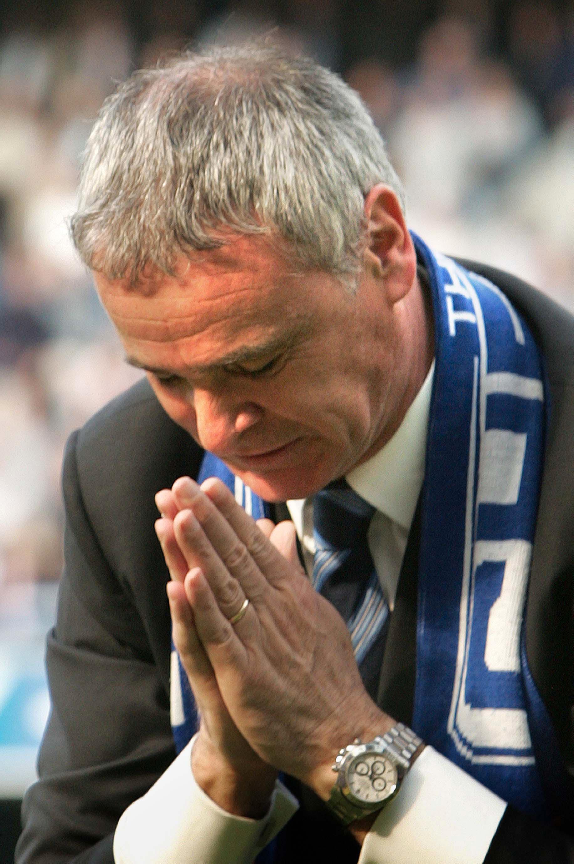 TAKKET FANSEN: Claudio Ranieri fikk sparken som Chelsea-manager i mai 2004. Her takker han supporterne etter siste kamp på Stamford Bridge. Nå kan han sikre seriegullet på nettopp Stamford Bridge. 